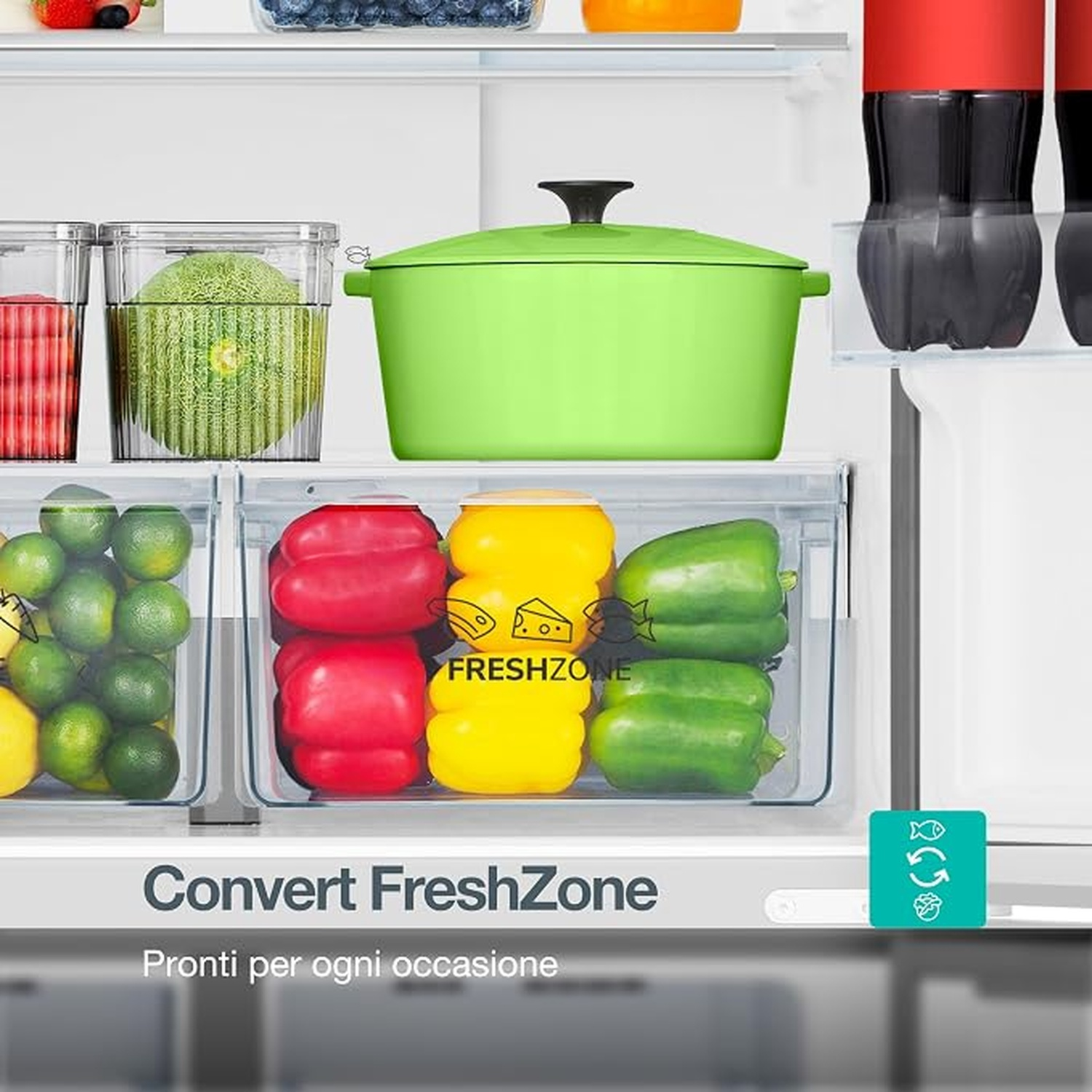 Interno di un frigorifero con una pentola verde, contenitori trasparenti con frutta e peperoni colorati.