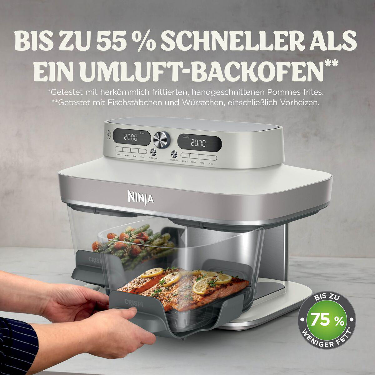 Eine Person zieht einen Korb mit Lachs aus einer silbernen Ninja-Heissluftfryche. Text oben und ein Abzeichen unten.