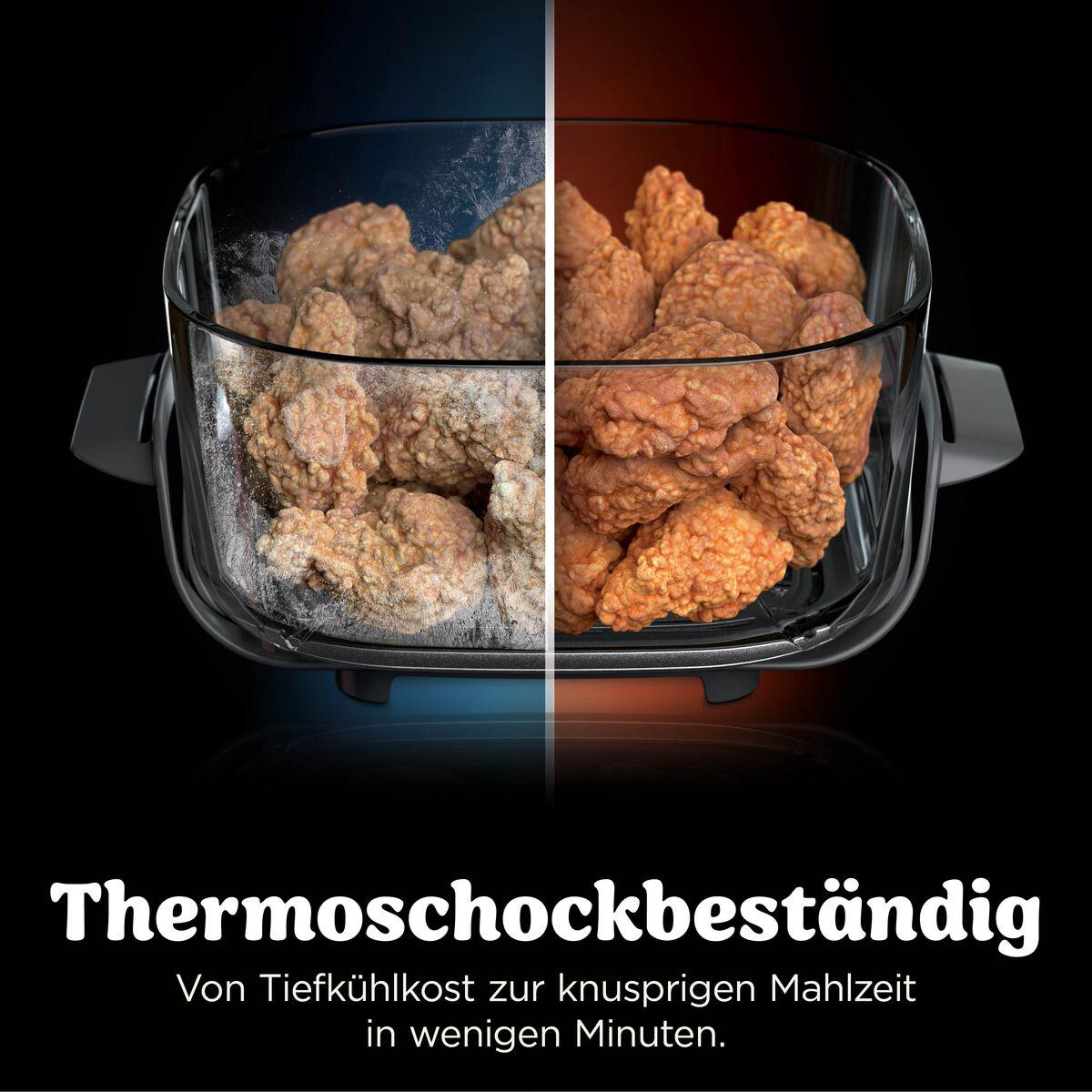 Glasbehälter mit gefrorenem Hähnchen links und knusprig frittiertem Hähnchen rechts gegen schwarzen Hintergrund.