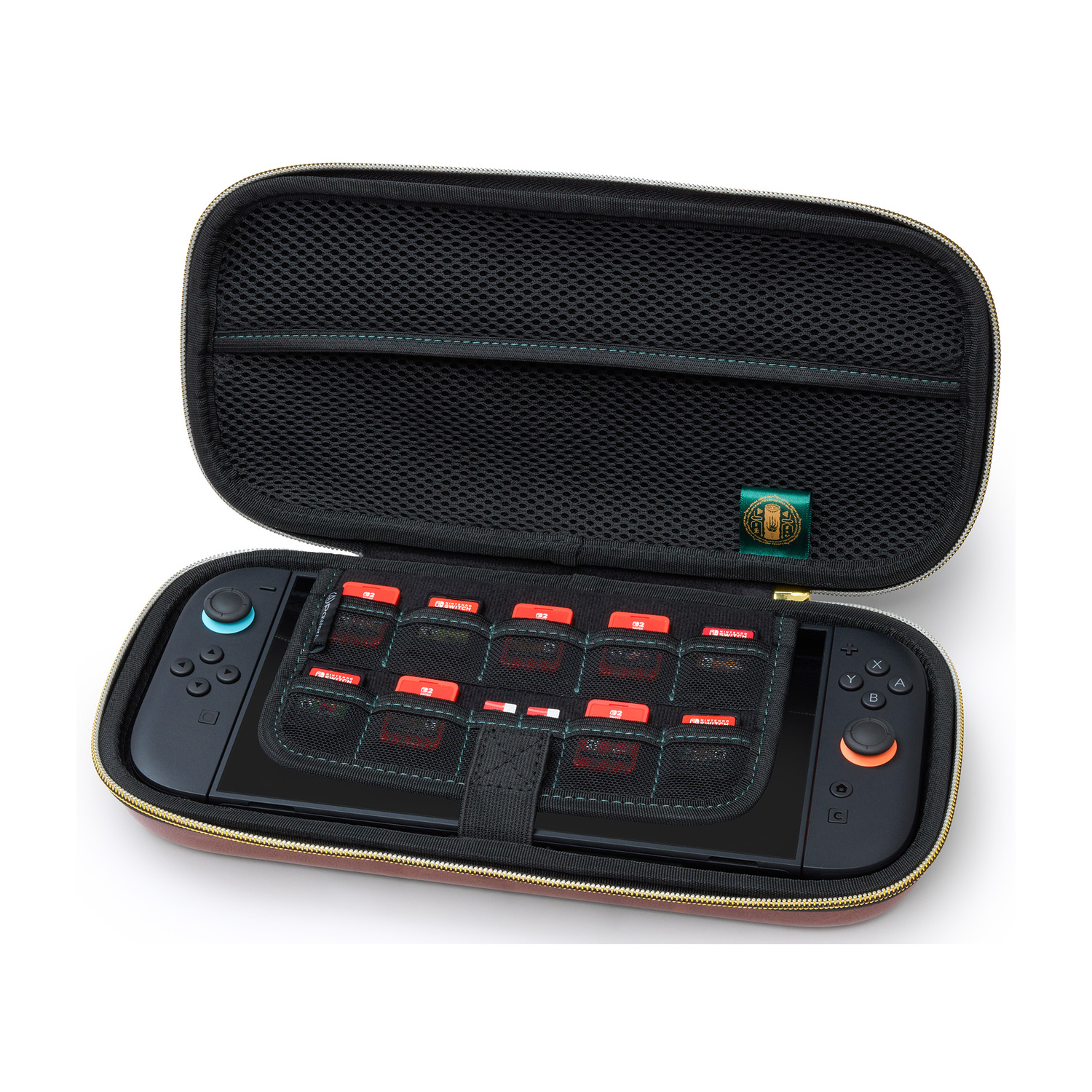 Custodia nera aperta per Nintendo Switch con console e cartucce di gioco rosse in tasche a rete.