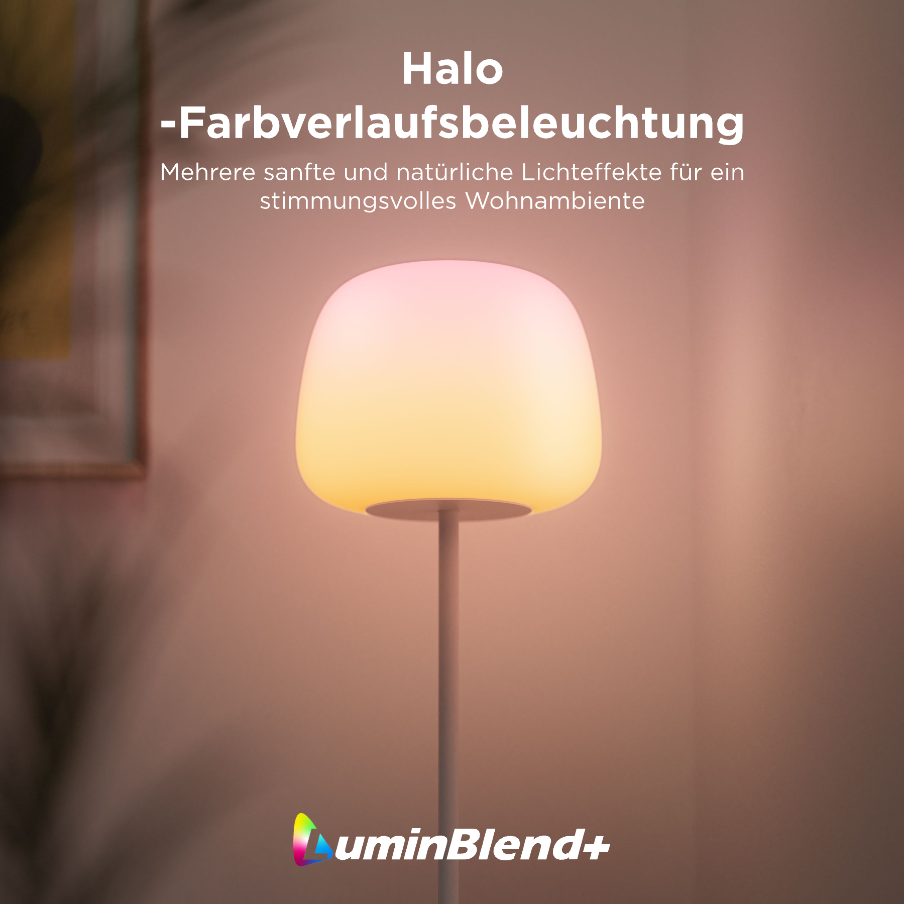 Eine moderne Stehlampe mit sanftem, rosa-gelbem Farbverlauf leuchtet in einem gemütlichen Raum.