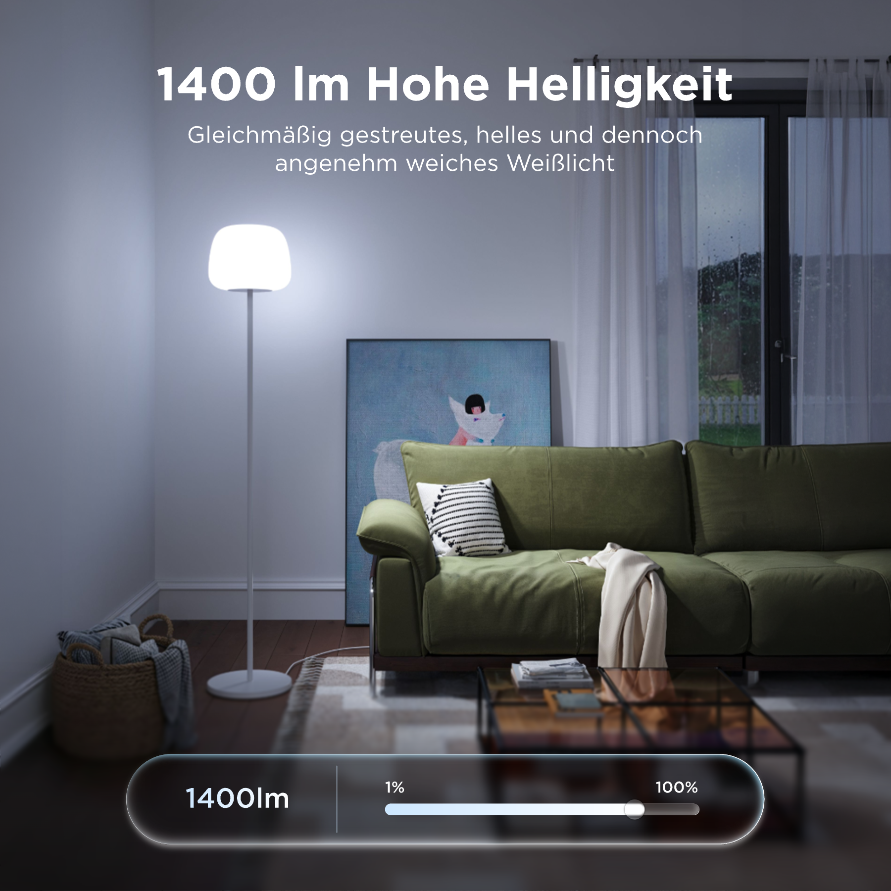 Eine weiße Stehlampe leuchtet hell in einem gemütlichen Wohnzimmer mit grünem Sofa und Kissen.