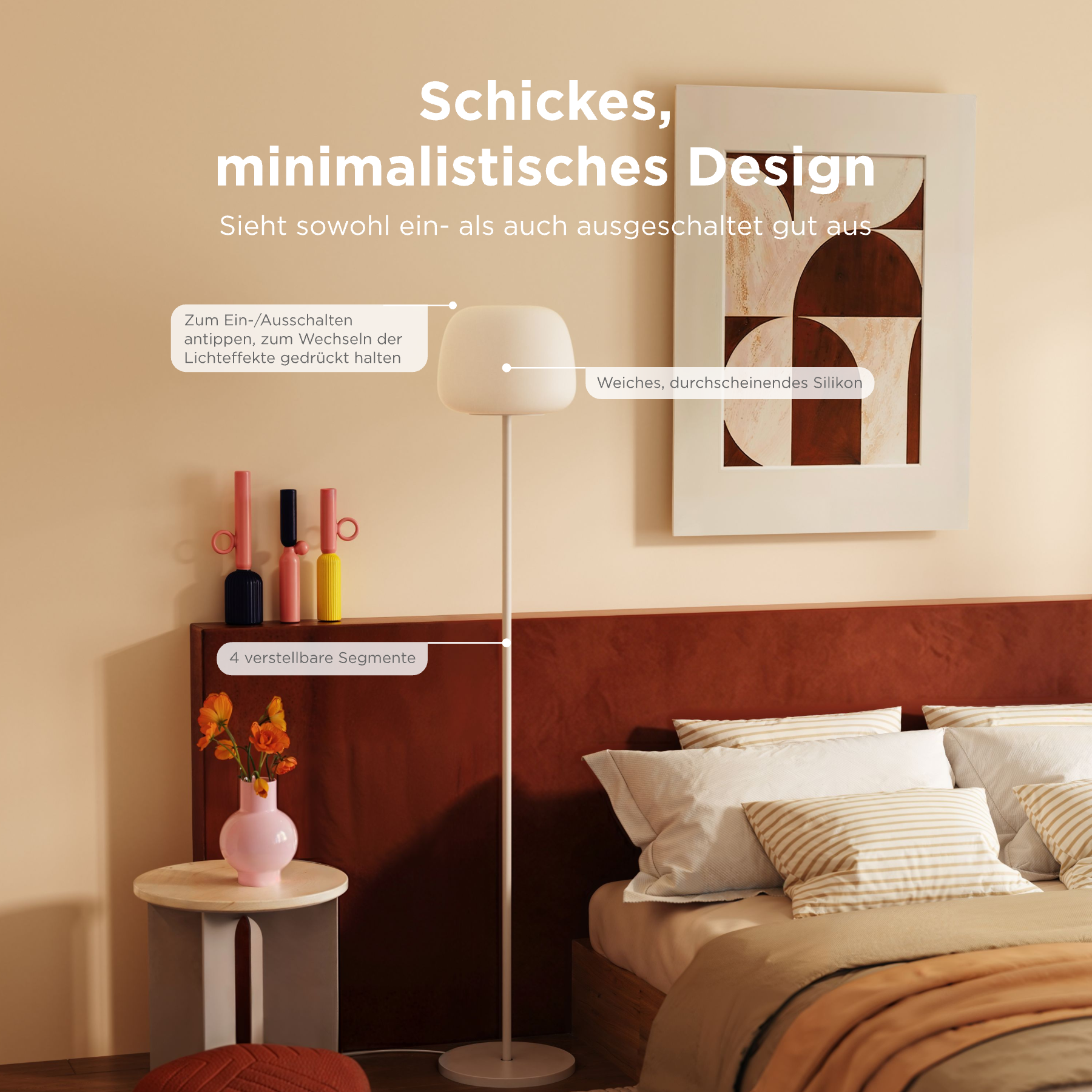 Moderne Stehlampe im Schlafzimmer mit Text und Bild an der Wand.