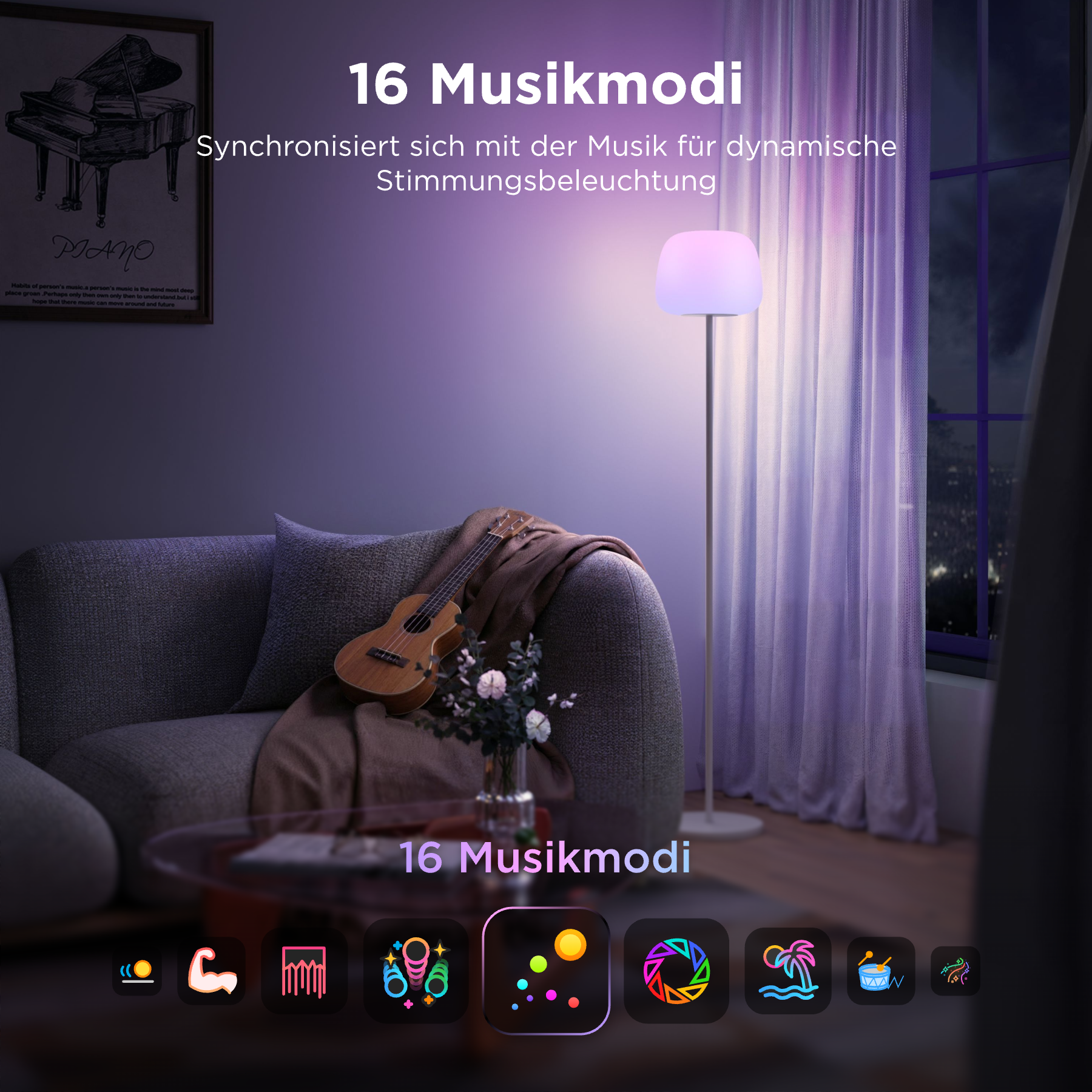 Eine Stehlampe leuchtet violett neben einem Sofa mit Ukulele und Blumen in einem Raum bei Nacht.