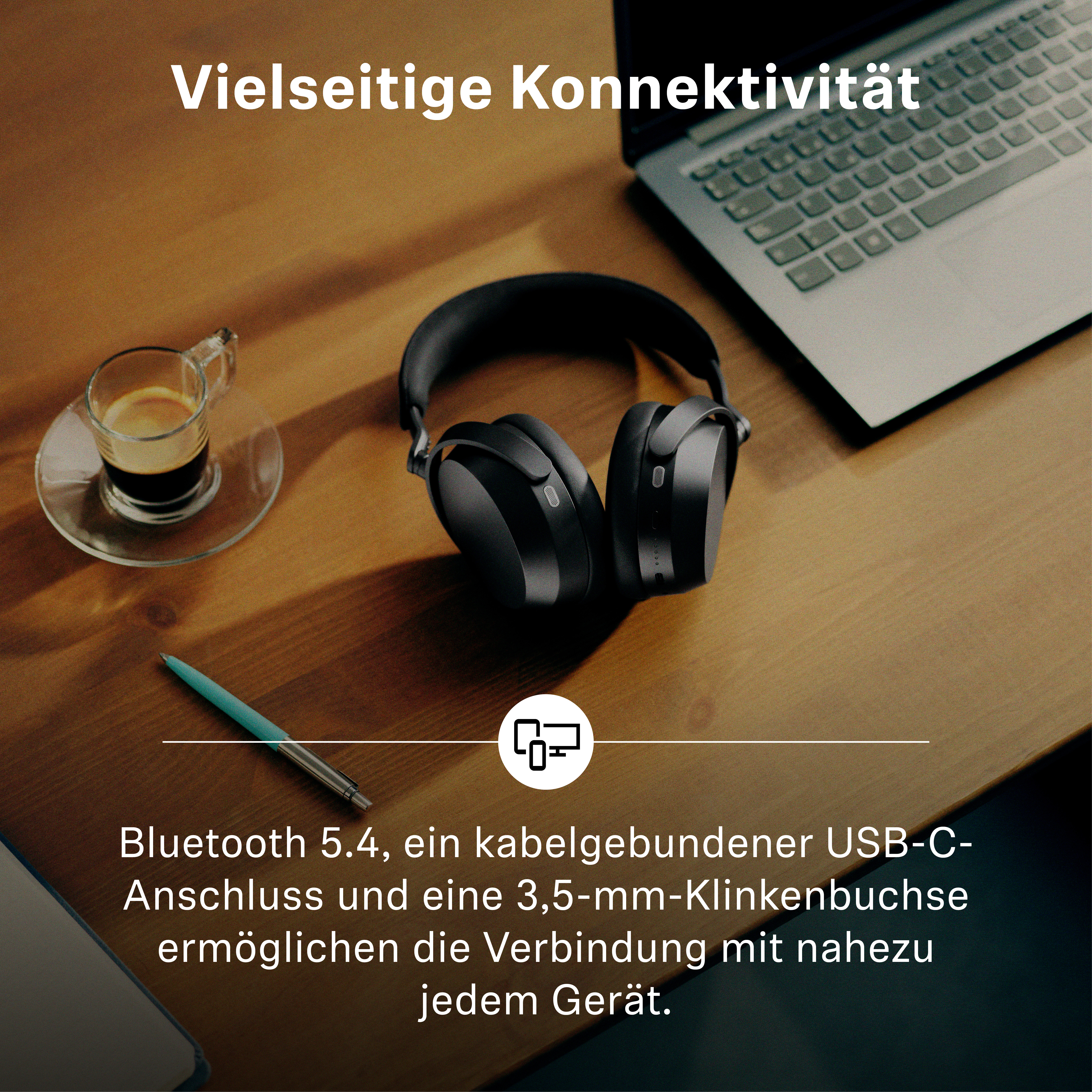 Kopfhörer, Laptop, Kaffeetasse und Stift auf Holztisch mit Text.