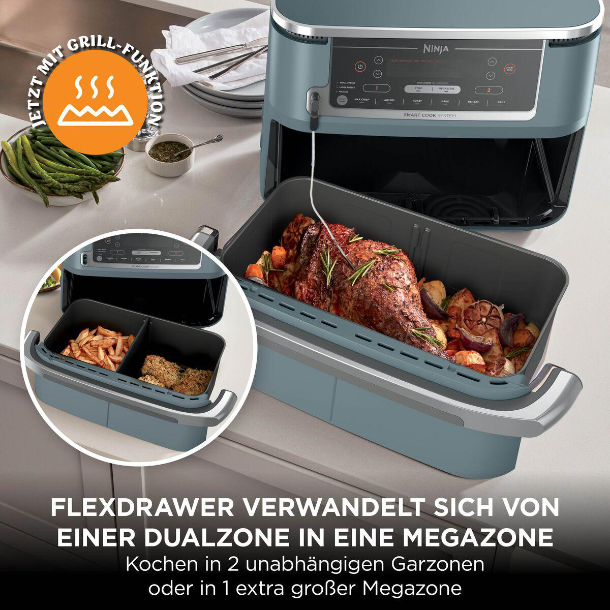 Blaue Ninja Heißluftfritteuse mit großem Garraum, gefüllt mit Fleisch und Gemüse, daneben Spargel.