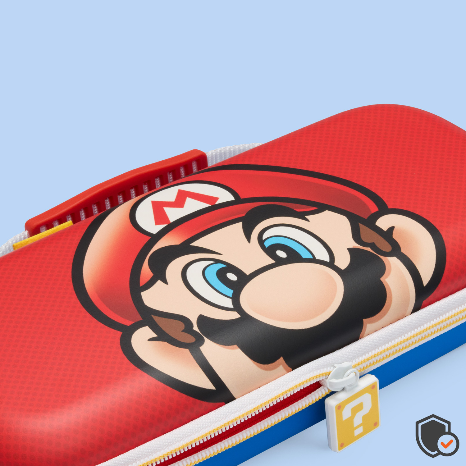 Una custodia rossa di Mario con cerniera bianca e ciondolo con punto interrogativo giallo.
