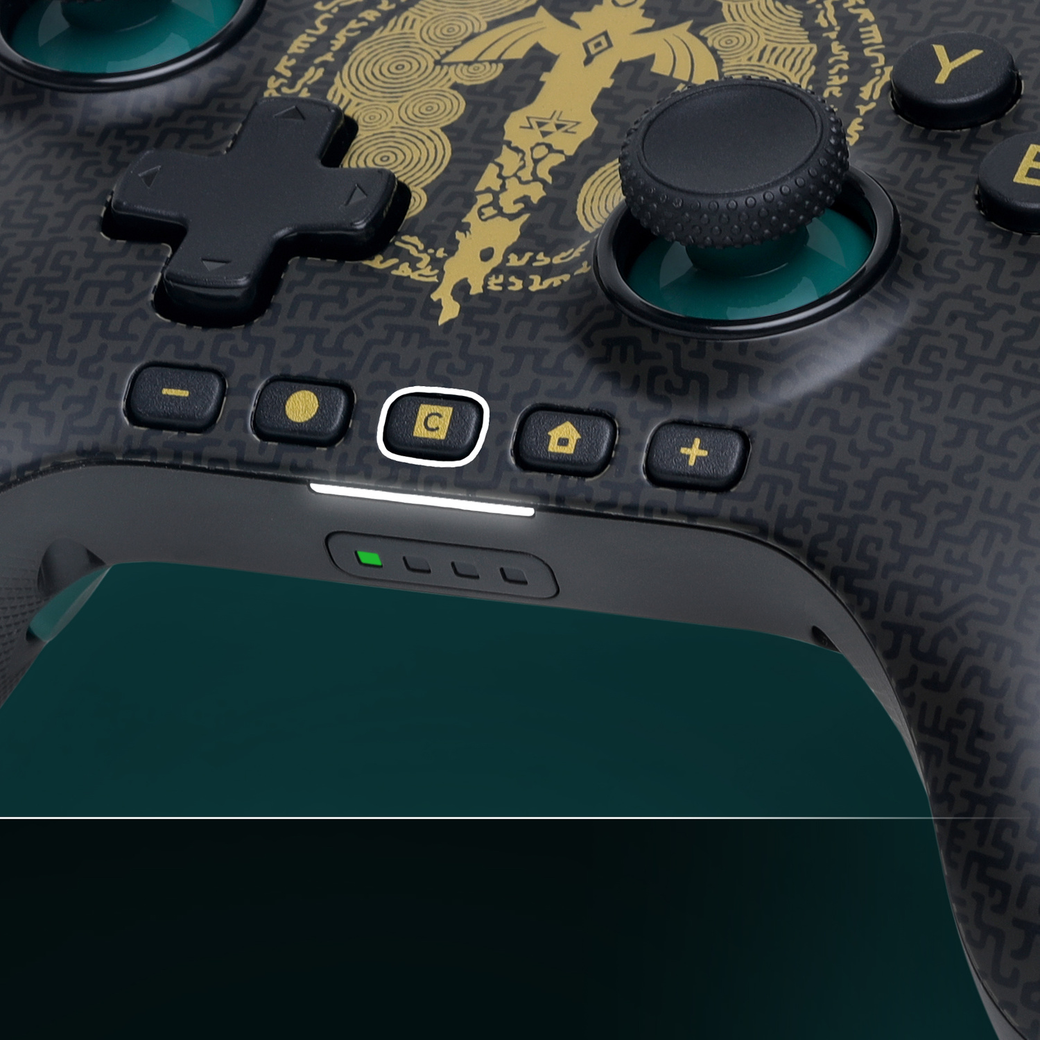 Un gamepad nero e oro dettagliato con un pulsante evidenziato e LED accesi.