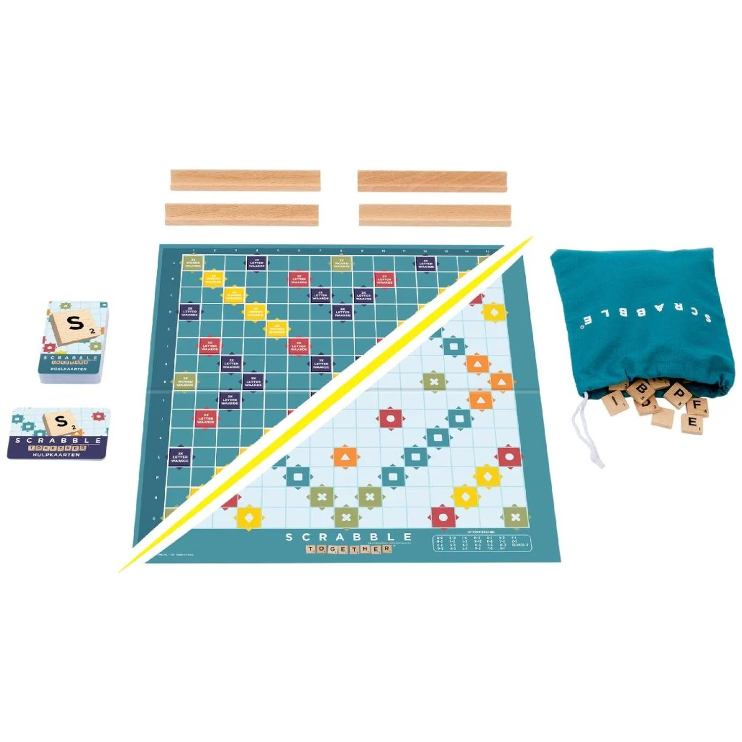 Scrabble Together spelset met een verdeeld speelbord, vier houten standaards, kaarten en een blauwe zak met letters.