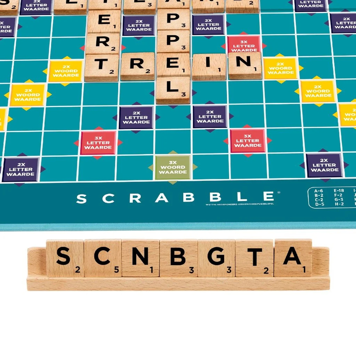 Een Scrabble-bord met woorden en een houten letterbakje met lettersteentjes op de voorgrond.