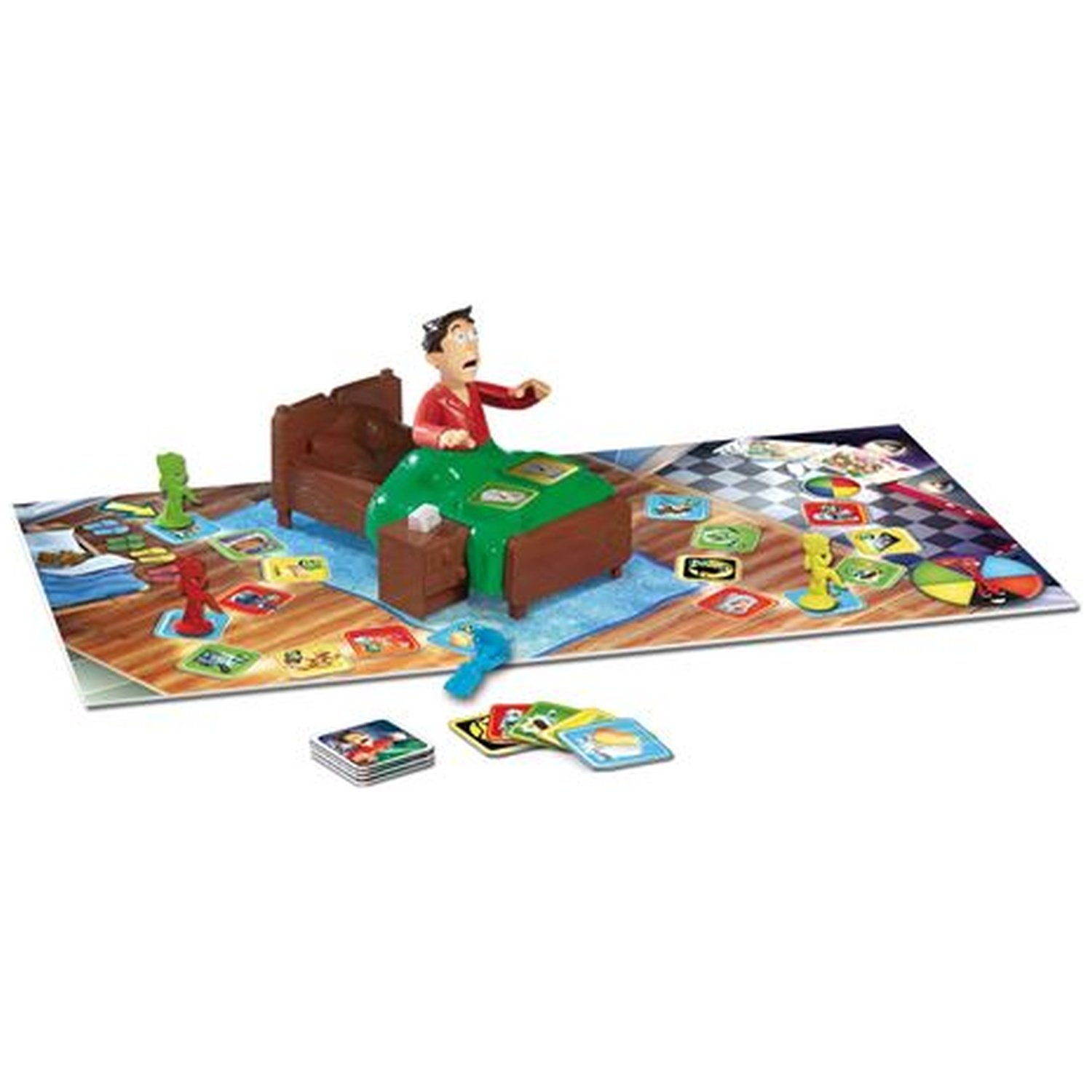 Een kleurrijk bordspel met een centraal bedfiguur, pionnen en kaarten op een houten patroonvloer.