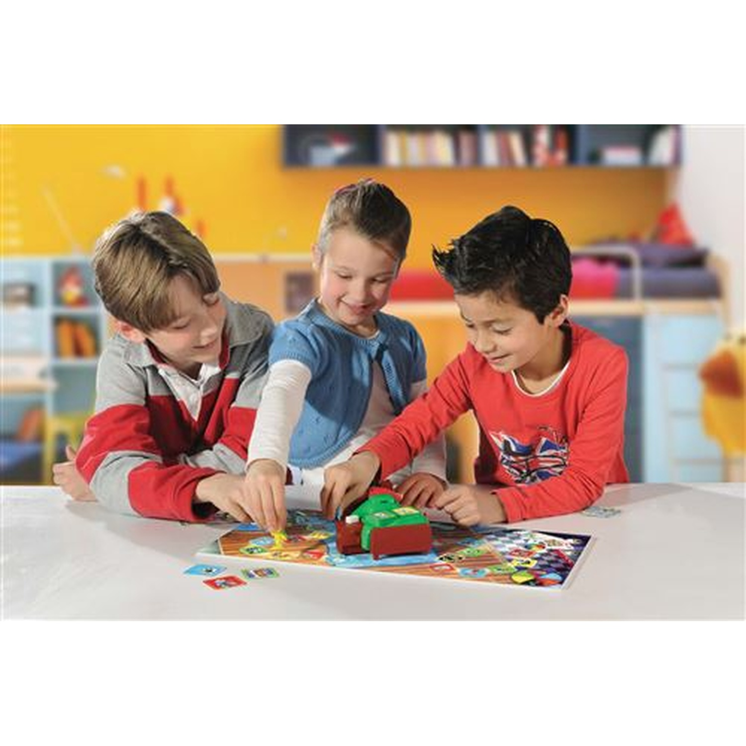 Drie kinderen spelen samen een bordspel in een helder gekleurde kamer.