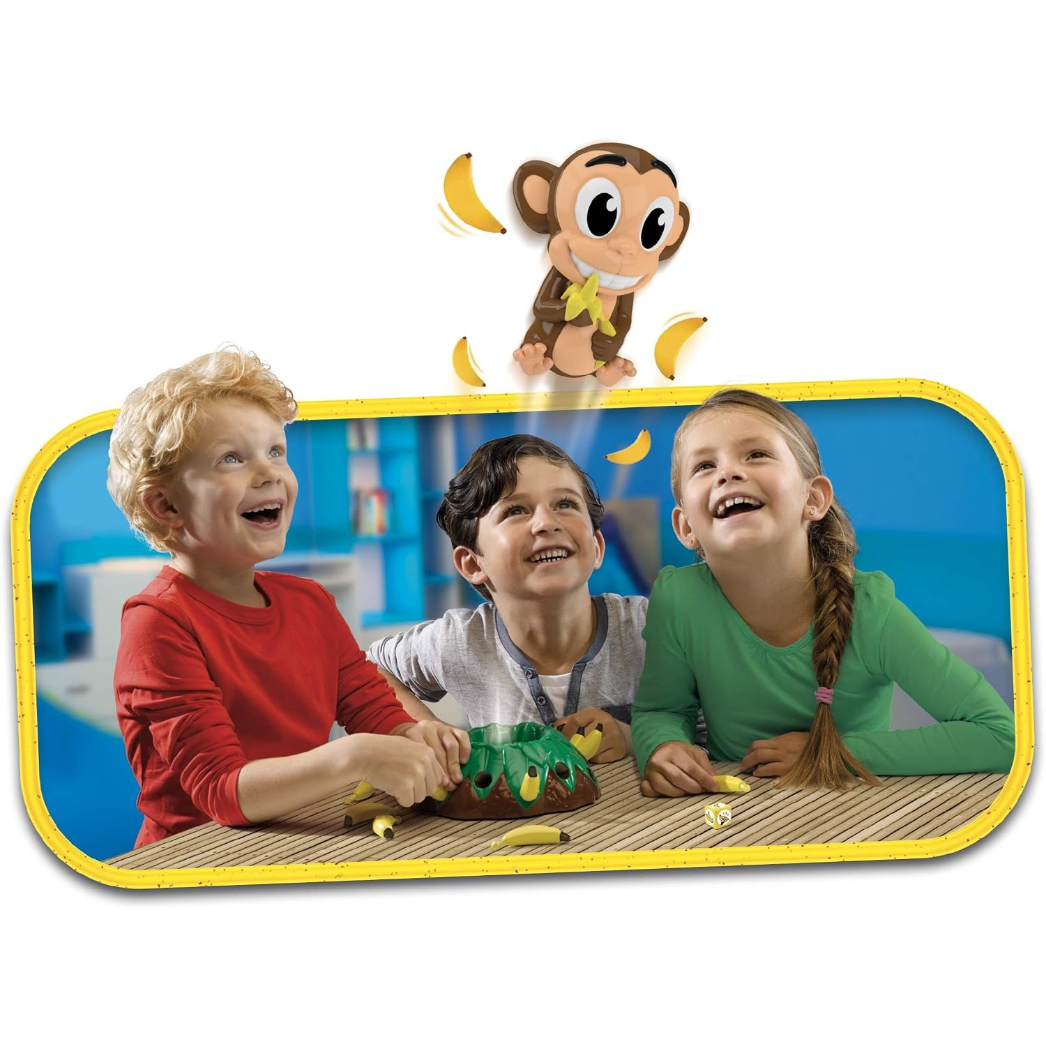 Trois enfants riant jouent à un jeu de société avec un singe et des bananes.