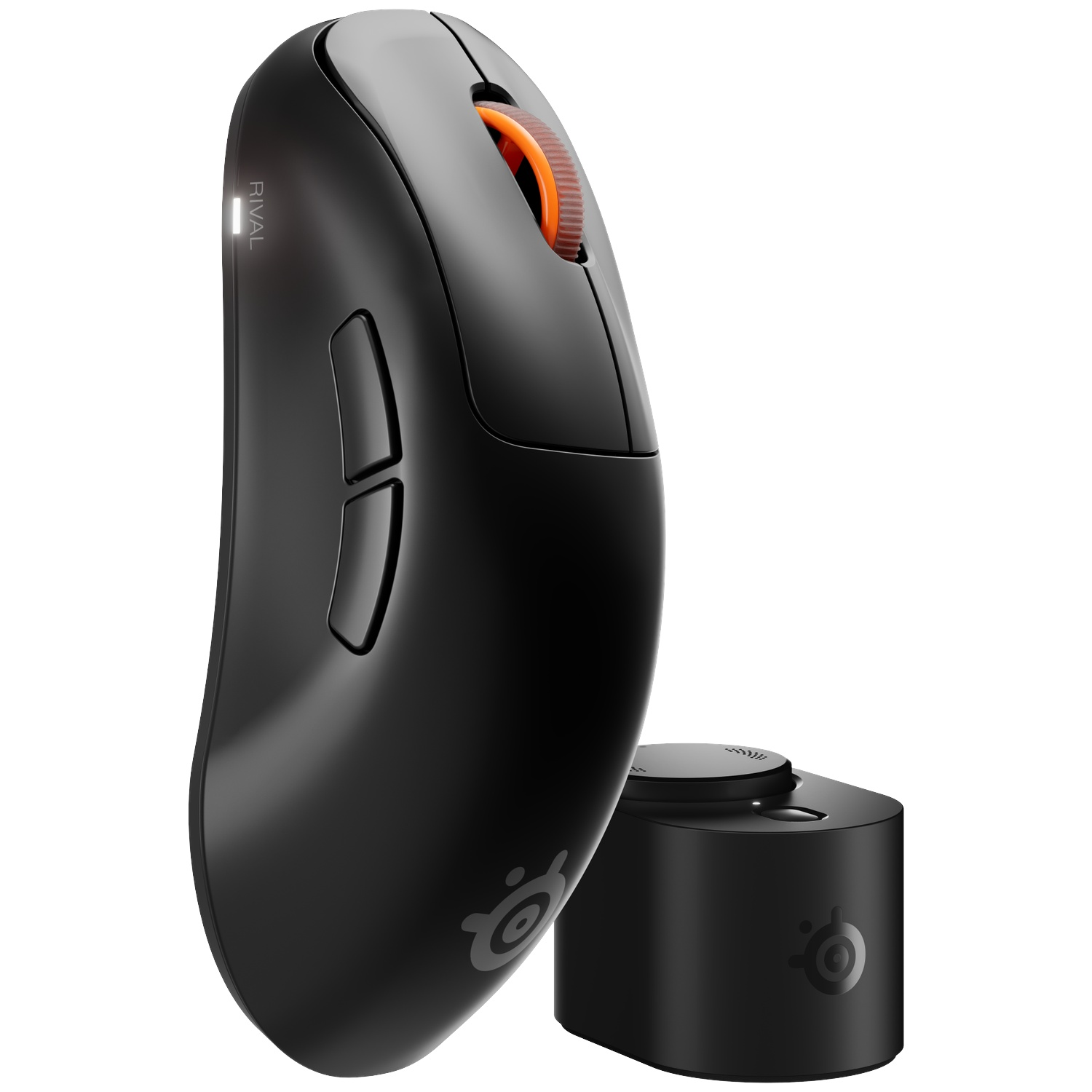 Zwarte draadloze gamingmuis met oranje scrollwiel en bijpassend klein oplaadstation op een witte achtergrond.
