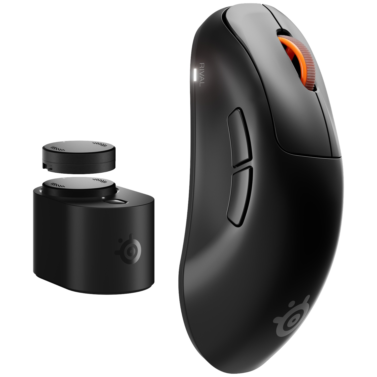 Een zwarte draadloze gamingmuis met oranje scrollwiel en oplaadbasis met reservebatterij op wit.