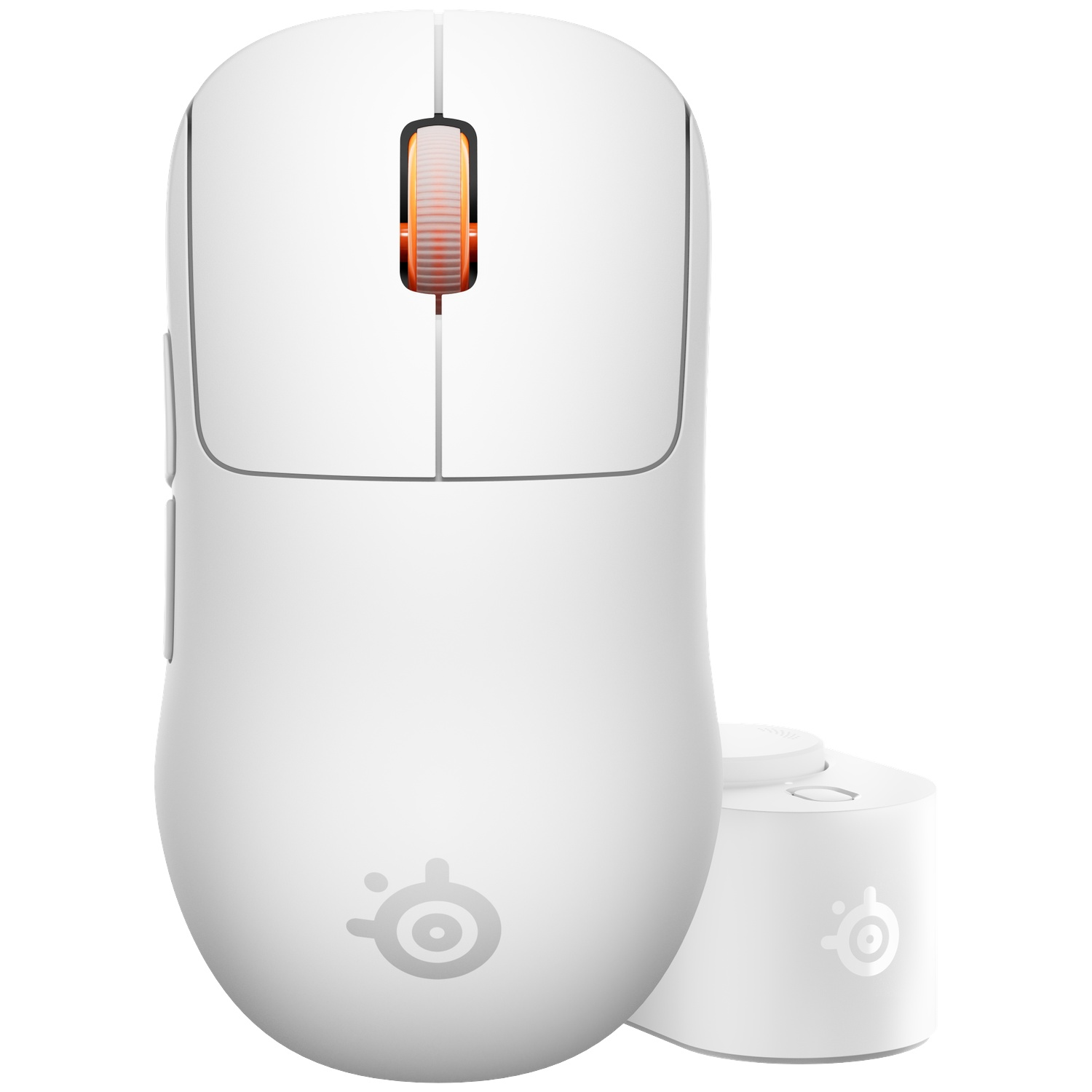 Een witte draadloze gamingmuis met oranje scrollwiel en ontvanger op witte achtergrond.