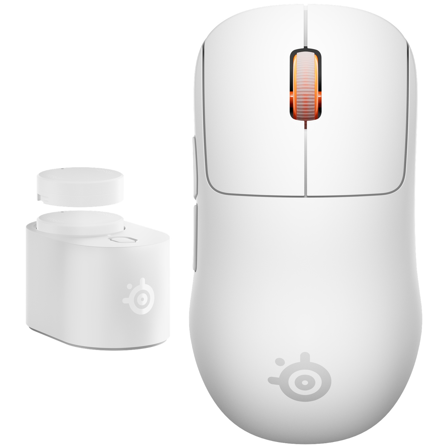 Een witte draadloze computerrmuis met een oranje scrollwiel en een apart oplaadstation met een batterij.