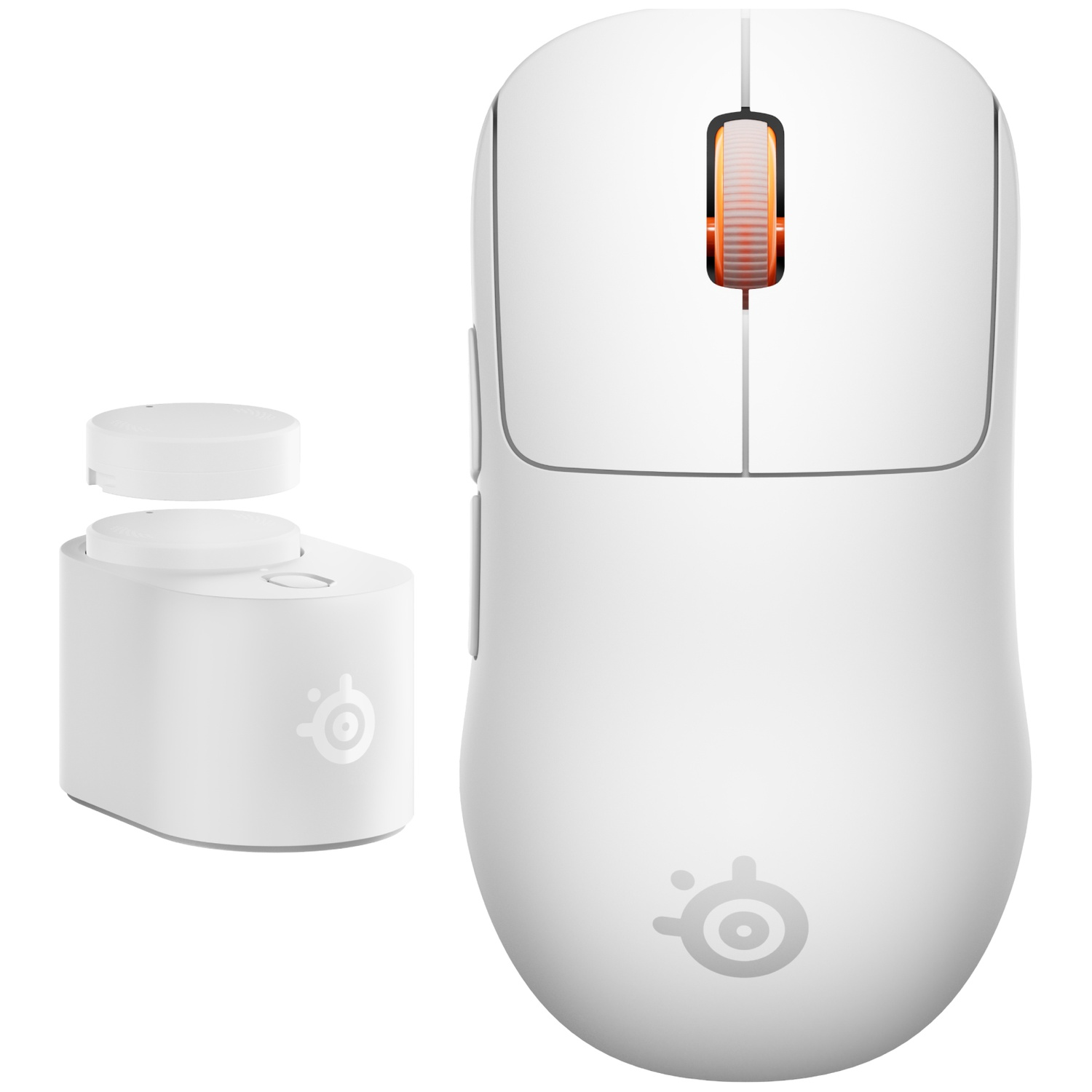 Een witte draadloze gaming-muis met oranje scrollwiel en een aparte witte oplaadstandaard op een witte achtergrond.