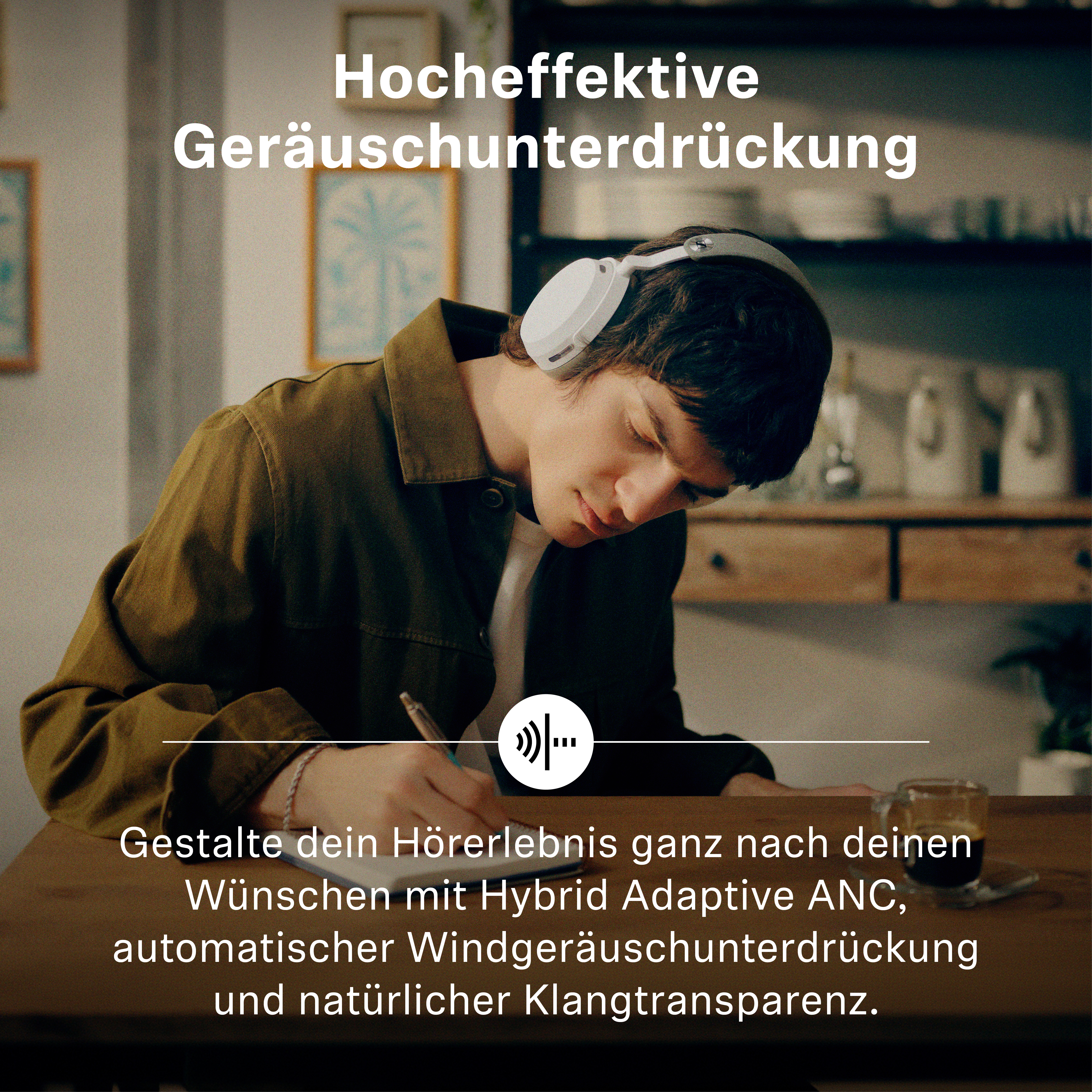 Ein junger Mann mit weißen Kopfhörern schreibt an einem Holztisch in einem Raum mit deutschem Text.