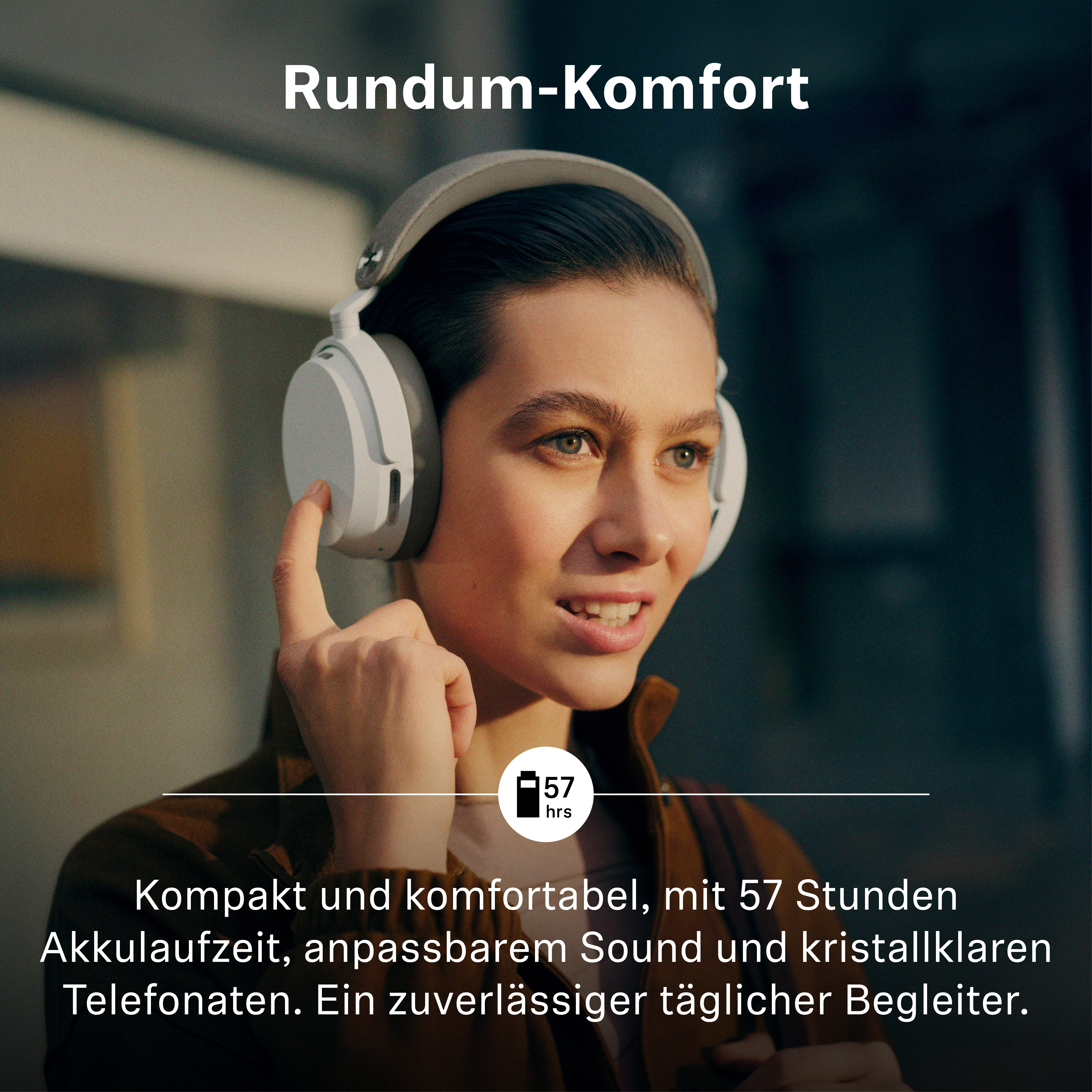 Eine Frau trägt weiße Kopfhörer in einer urbanen Umgebung, mit Textoverlays.