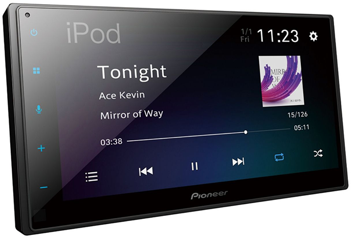 Pioneer autós hifi rendszer érintőképernyővel, amely az iPod zenelejátszót és a dal adatait mutatja.