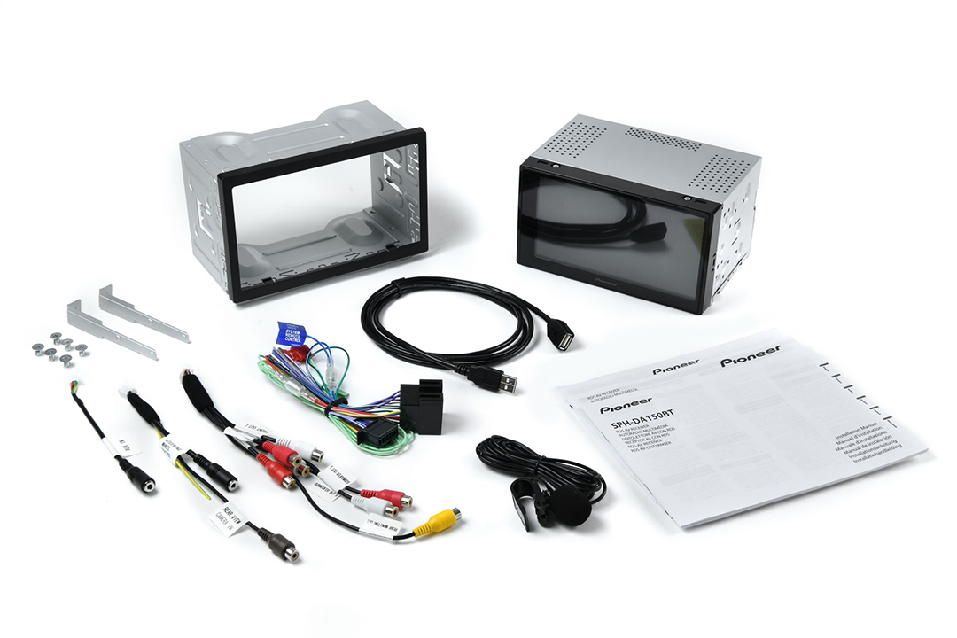 Pioneer autórádió fém házzal, kábelkötegekkel, USB-kábellel, mikrofonnal, tartókkal, csavarokkal és kézikönyvekkel.