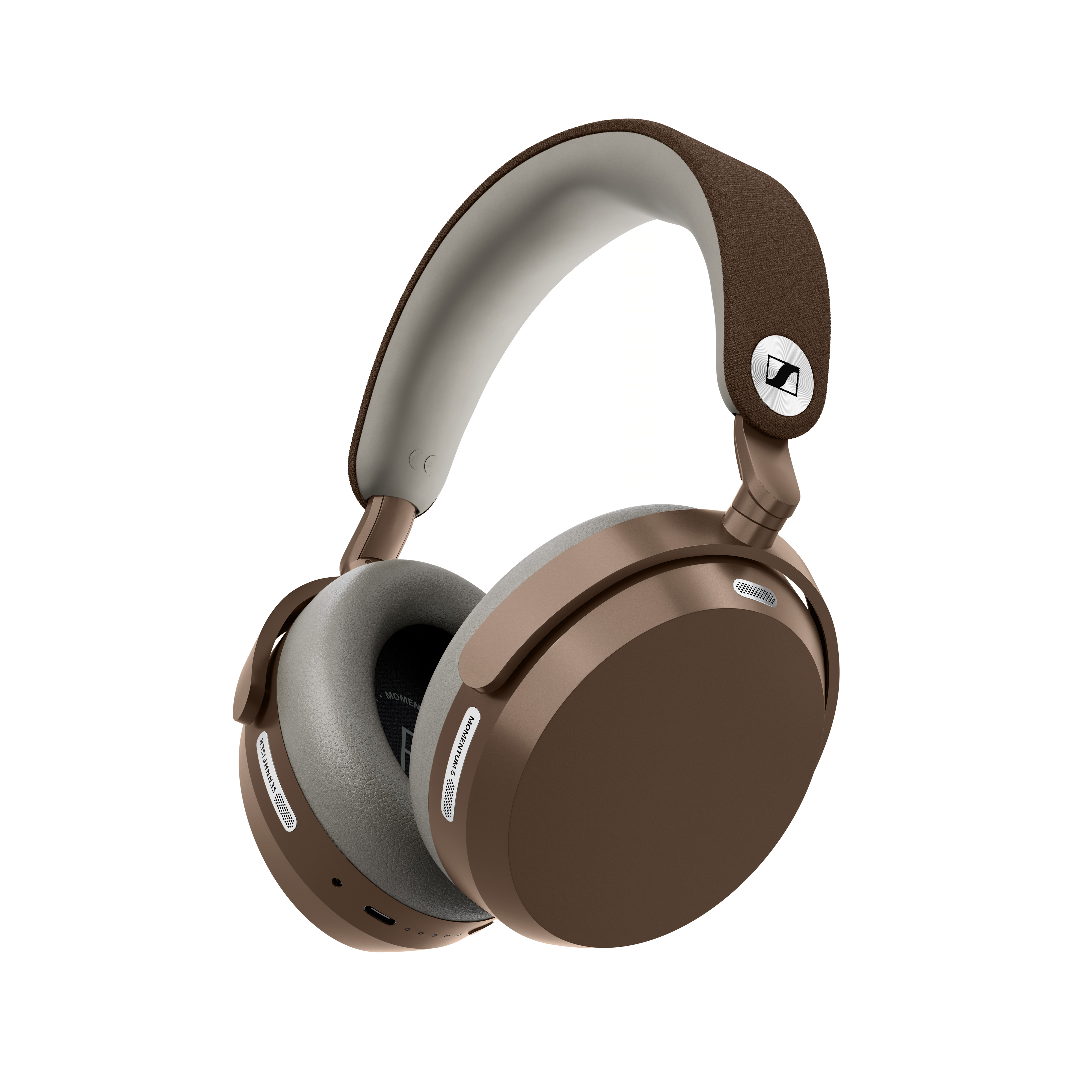 Braune Sennheiser Over-Ear-Kopfhörer mit grauem Innenfutter auf weißem Hintergrund.