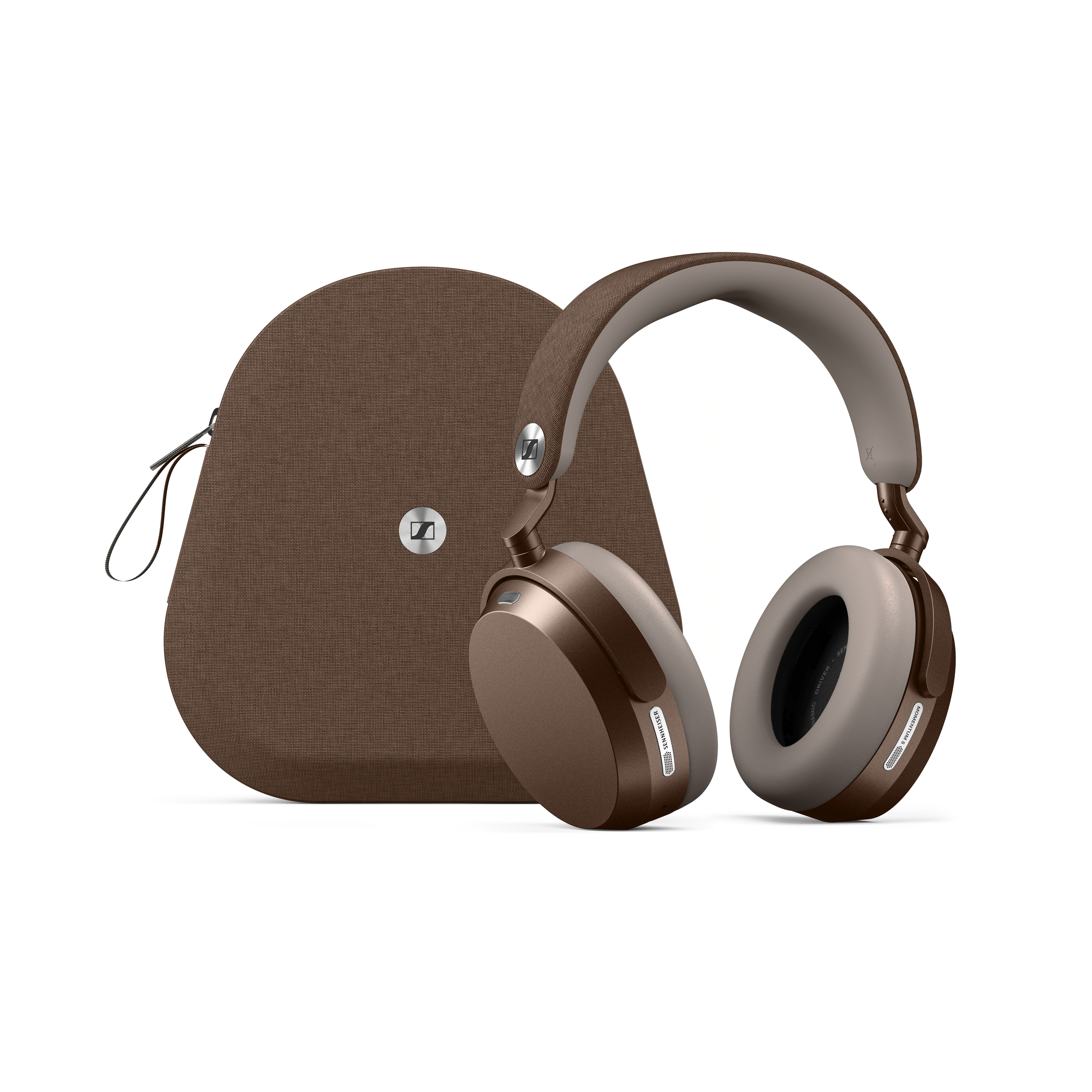Braune Sennheiser Over-Ear-Kopfhörer mit dazu passender Transporttasche vor hellem Hintergrund.