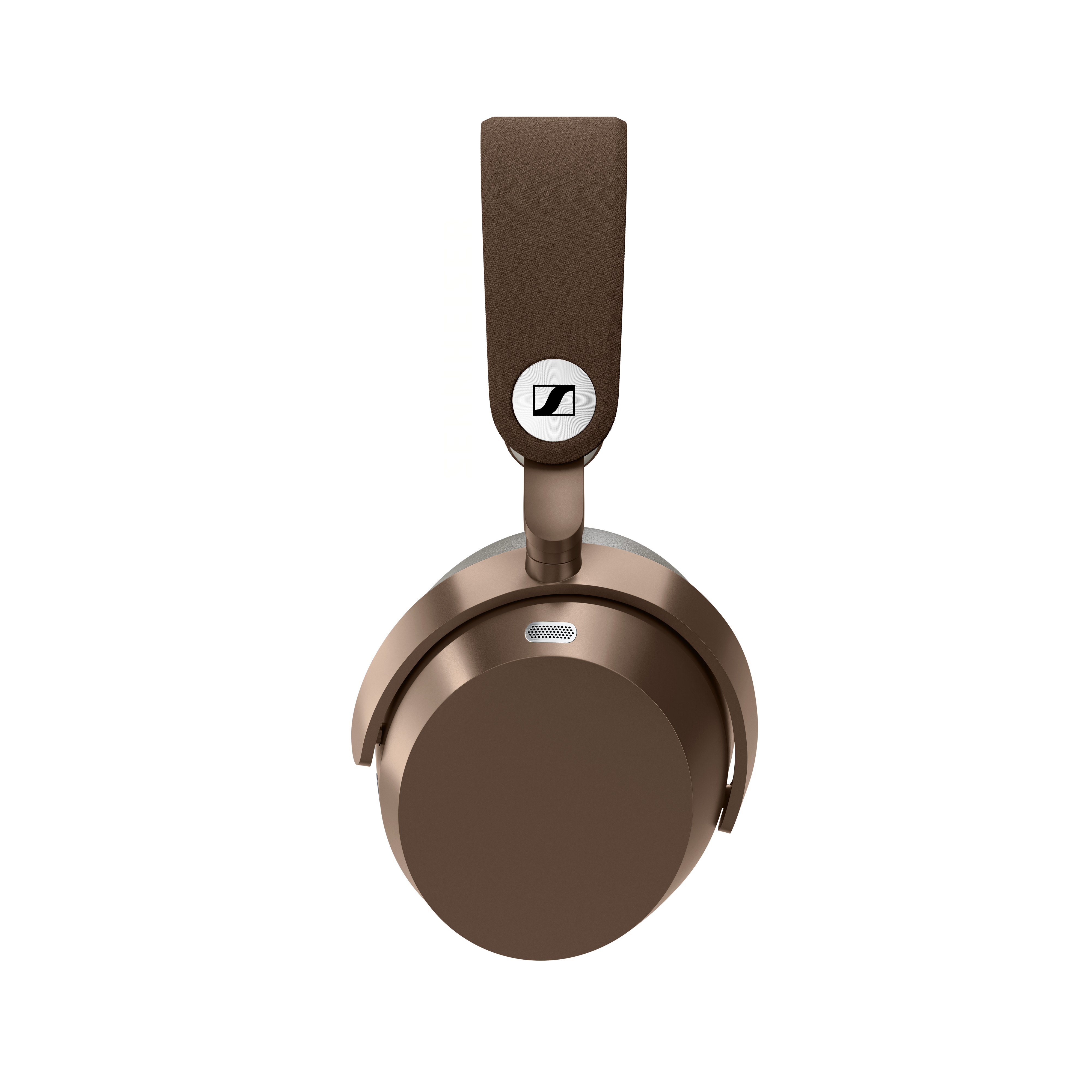 Braune Over-Ear-Kopfhörer mit Stoffkopfband und Metall-Logo auf weißem Hintergrund.