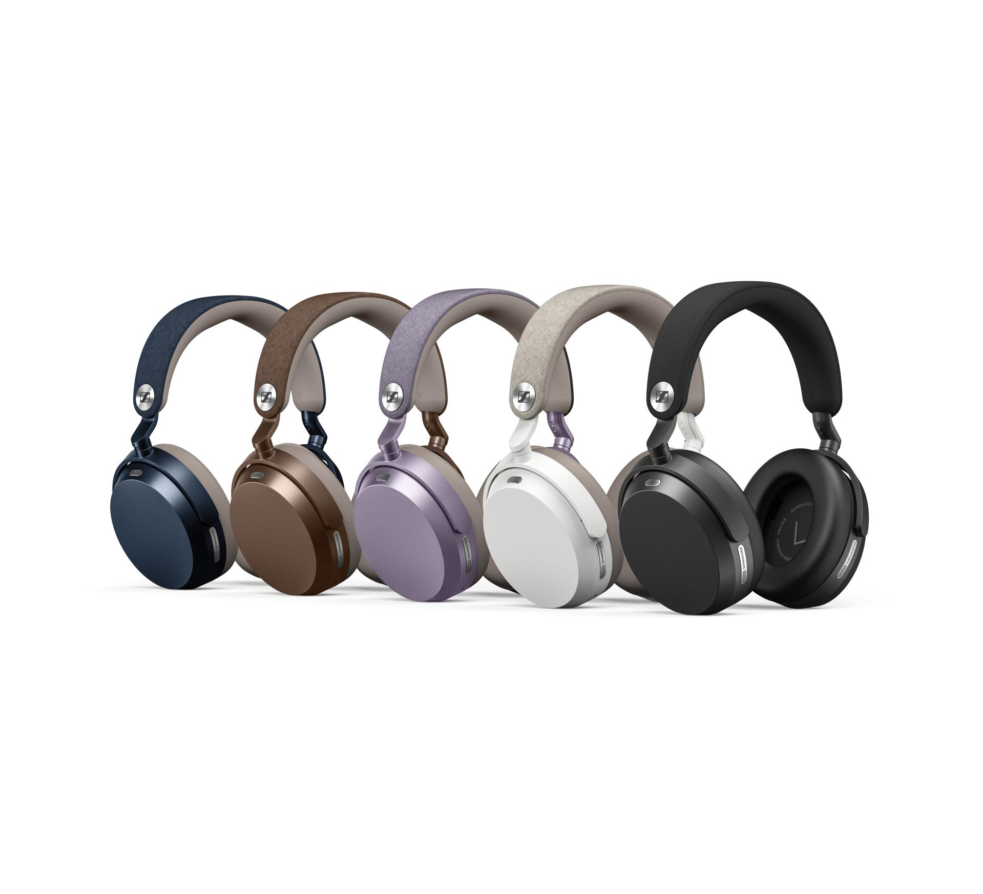 Fünf Paar moderne Over-Ear-Kopfhörer in den Farben Blau, Braun, Lila, Weiß und Schwarz auf weißem Hintergrund.