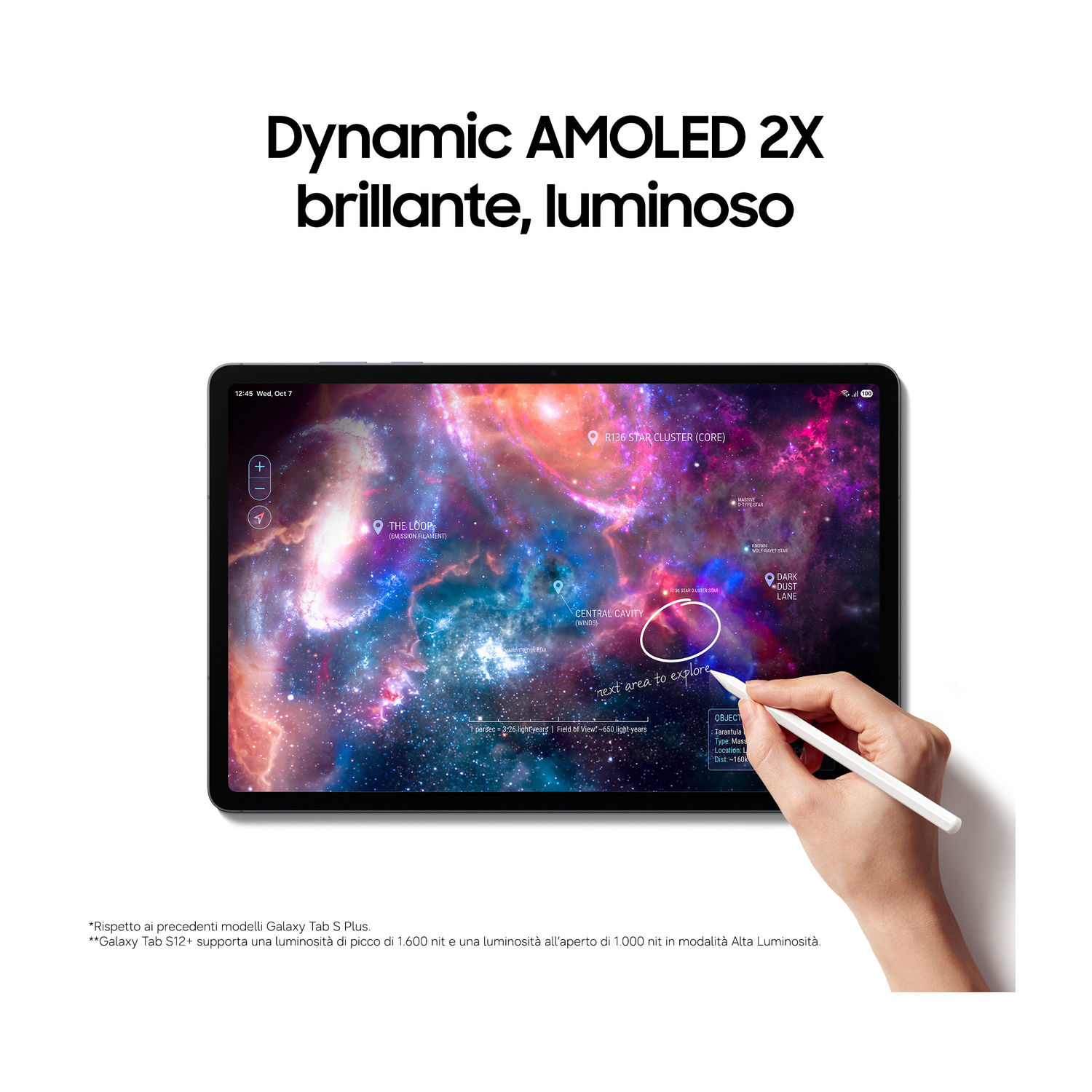 Un tablet mostra una mappa spaziale colorata mentre uno stilo tocca lo schermo.