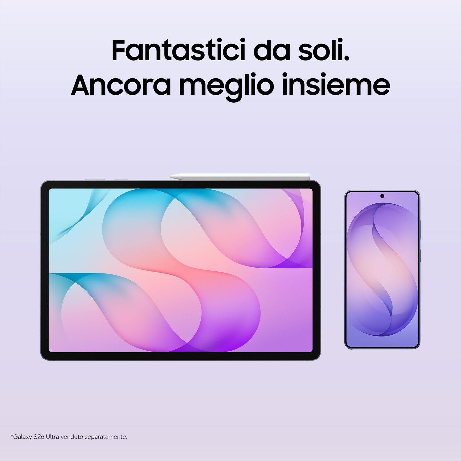 Un tablet con pennino e uno smartphone su sfondo viola chiaro con testo in italiano in alto.