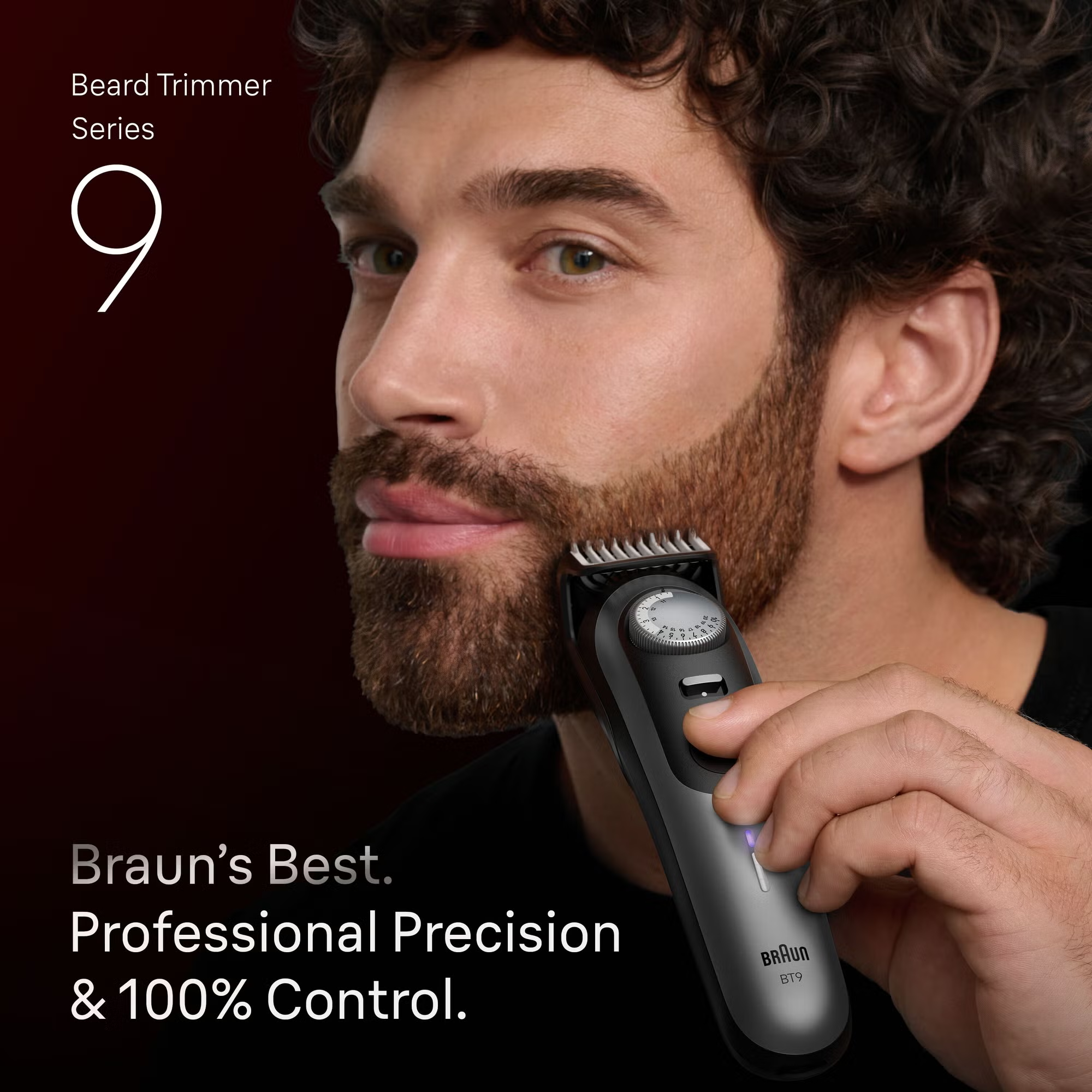 Un homme taille sa barbe avec une tondeuse Braun grise série 9 sur fond marron foncé.