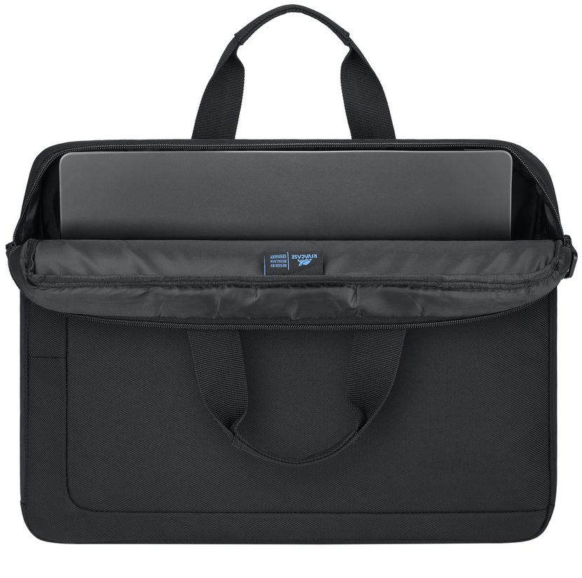 Fekete laptoptáska nyitott rekesszel, benne egy szürke laptoppal.