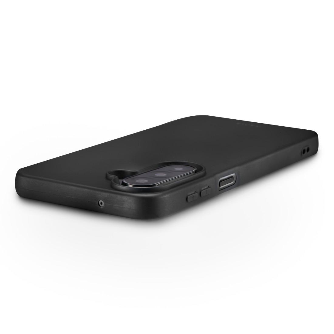 Ein schwarzes Smartphone in einer Schutzhülle liegt schräg auf einer weißen Oberfläche und zeigt die Kameralinsen.
