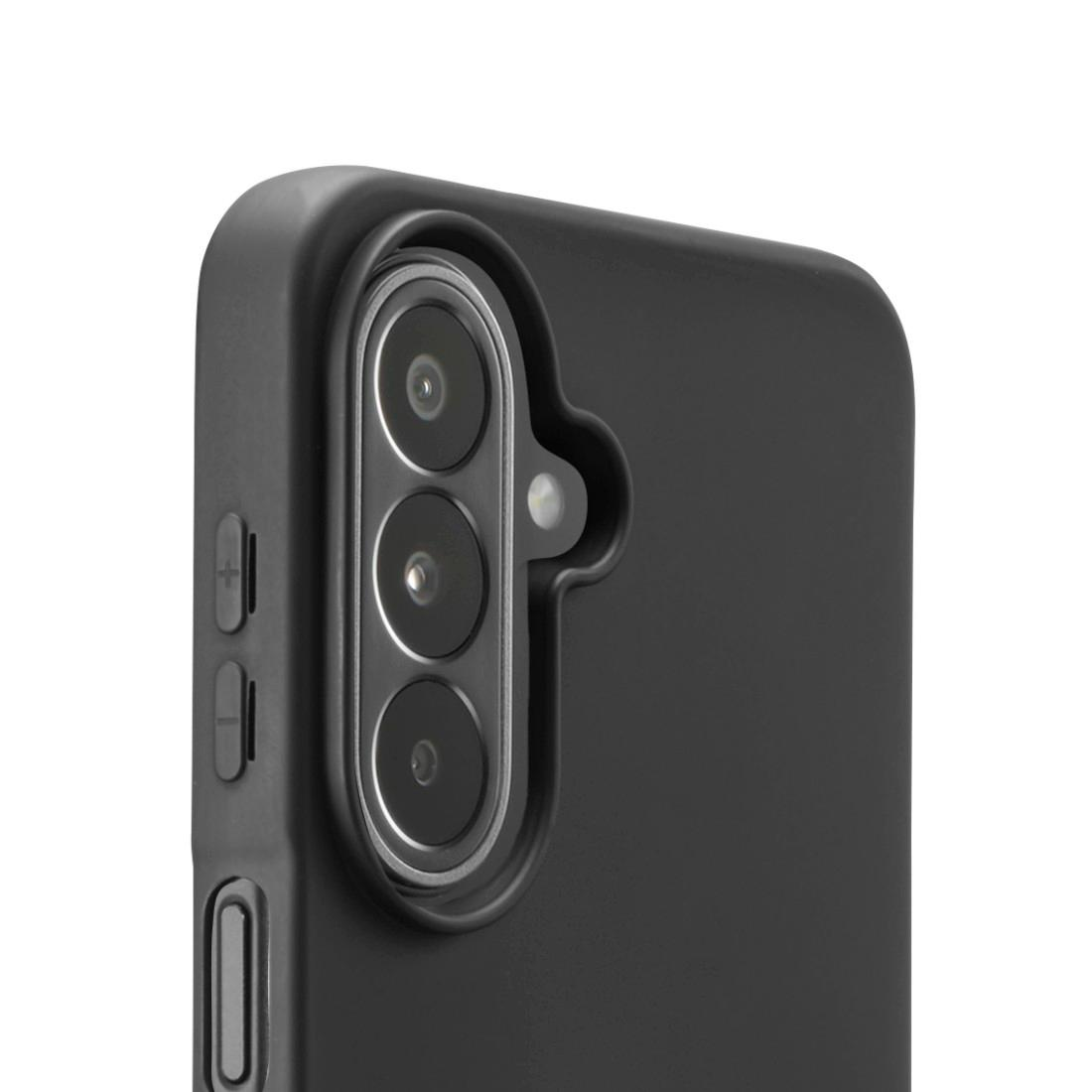 Nahaufnahme einer schwarzen Smartphone-Hülle mit dreifacher vertikaler Kamera und Lautstärketasten.