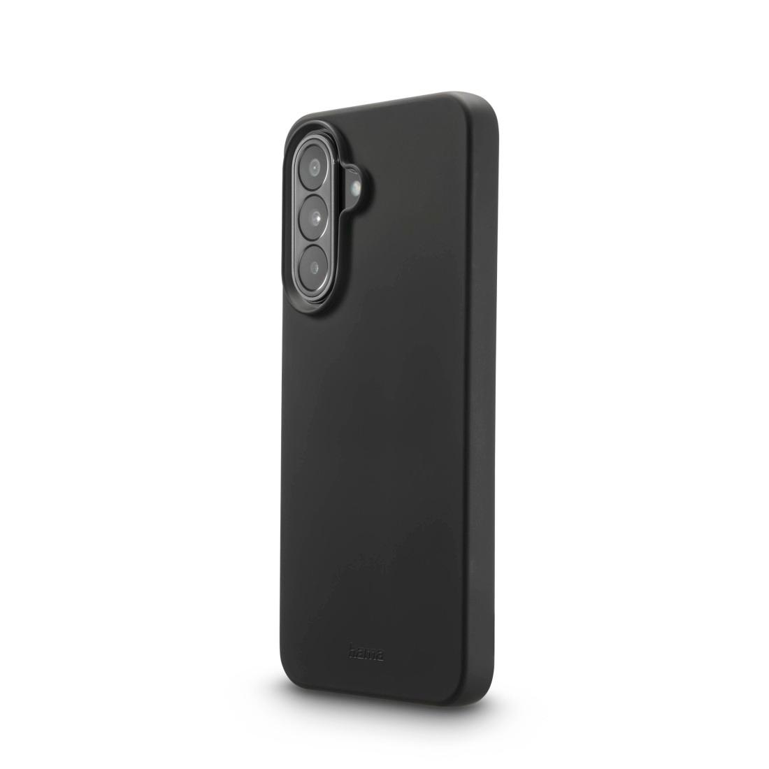 Eine mattschwarze Smartphone-Hülle mit Aussparungen für drei Kameralinsen und Blitzlicht auf weißem Hintergrund.