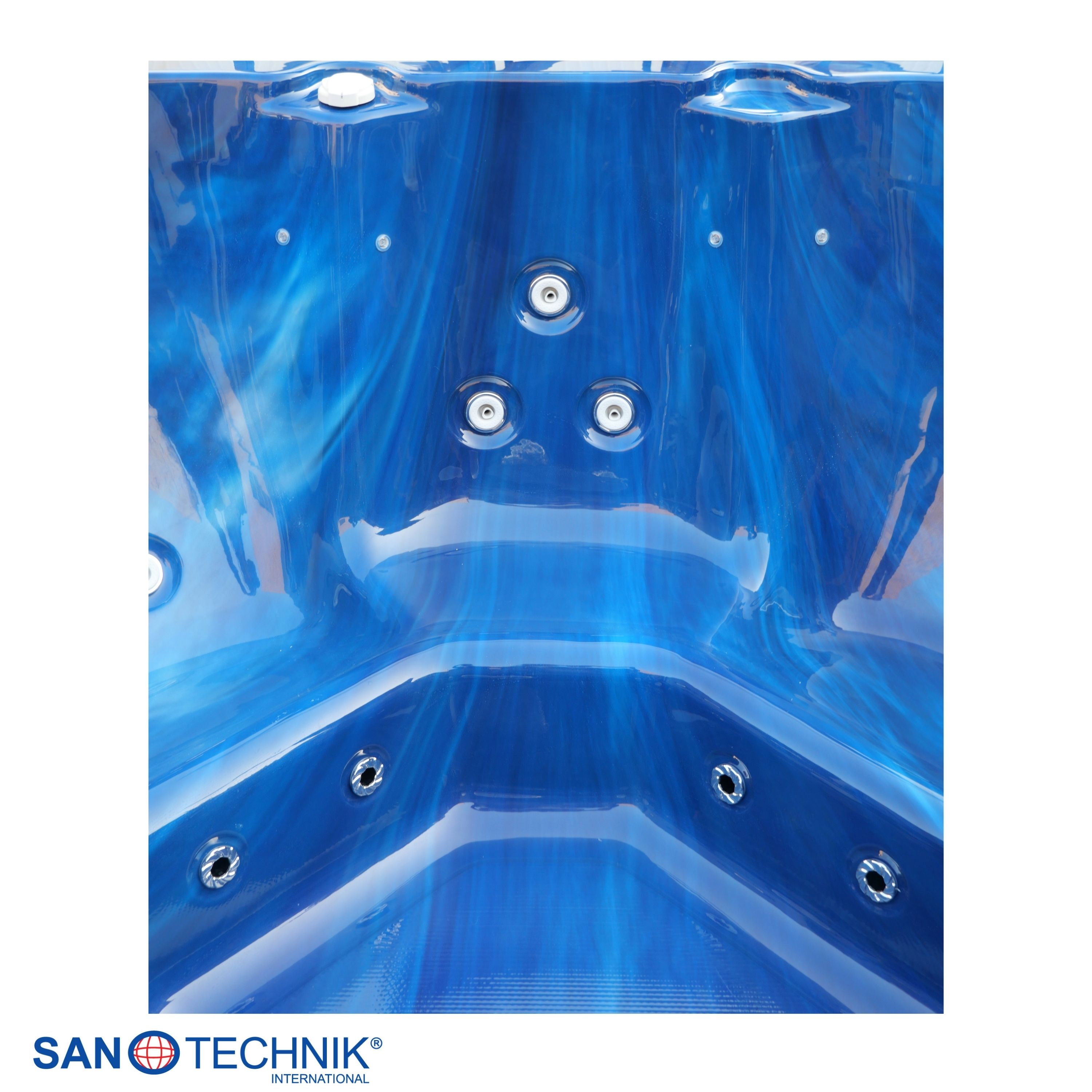 Glänzender blauer Whirlpool mit integrierten Düsen und geschwungenem Design.