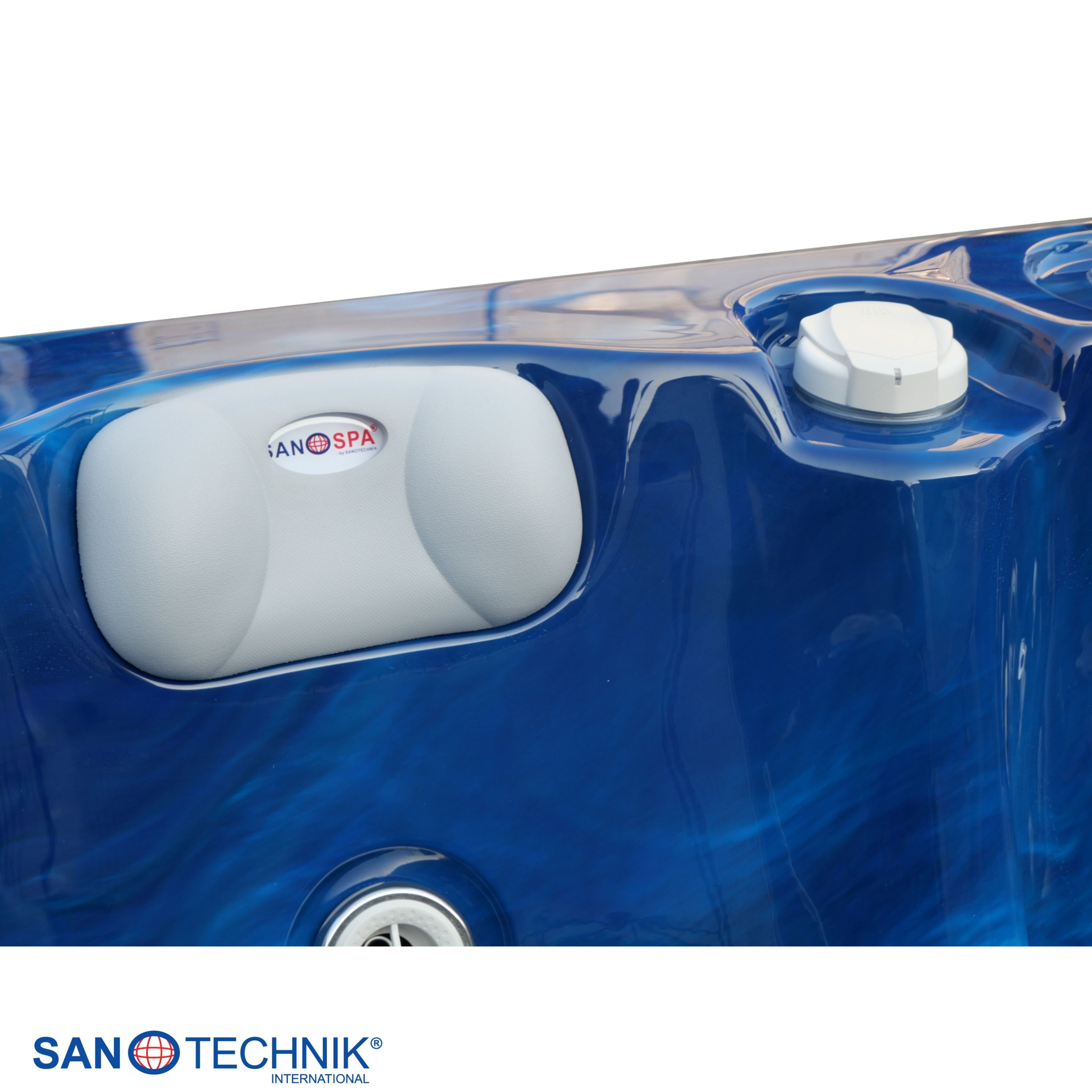 Blaue Sanotechnik Whirlpoolschale mit grauer Kopfstütze und weißem Regler vor weißem Hintergrund.