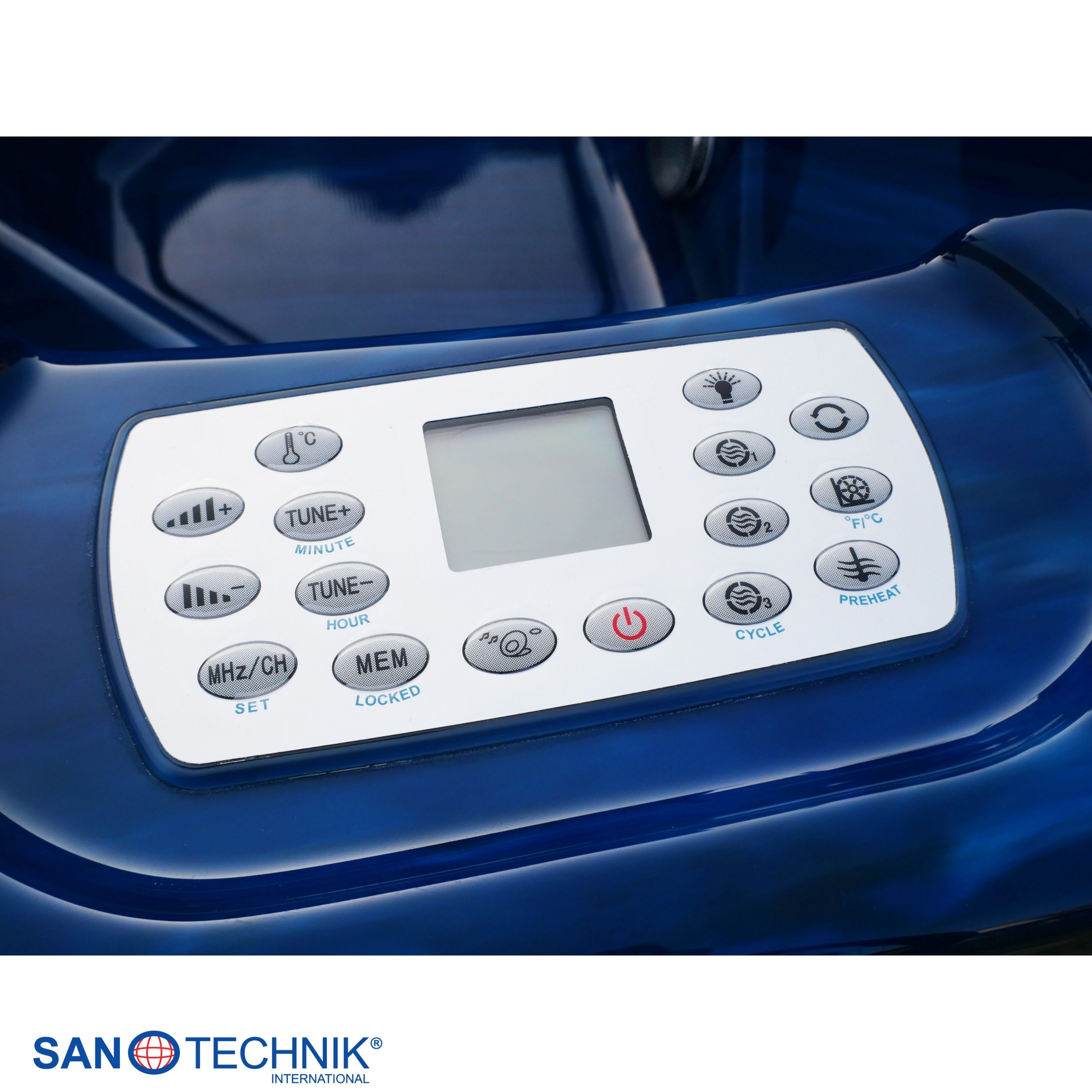Bedienfeld eines blauen Whirlpools mit silberner Konsole, Display, runden Tasten und rotem Power-Knopf.