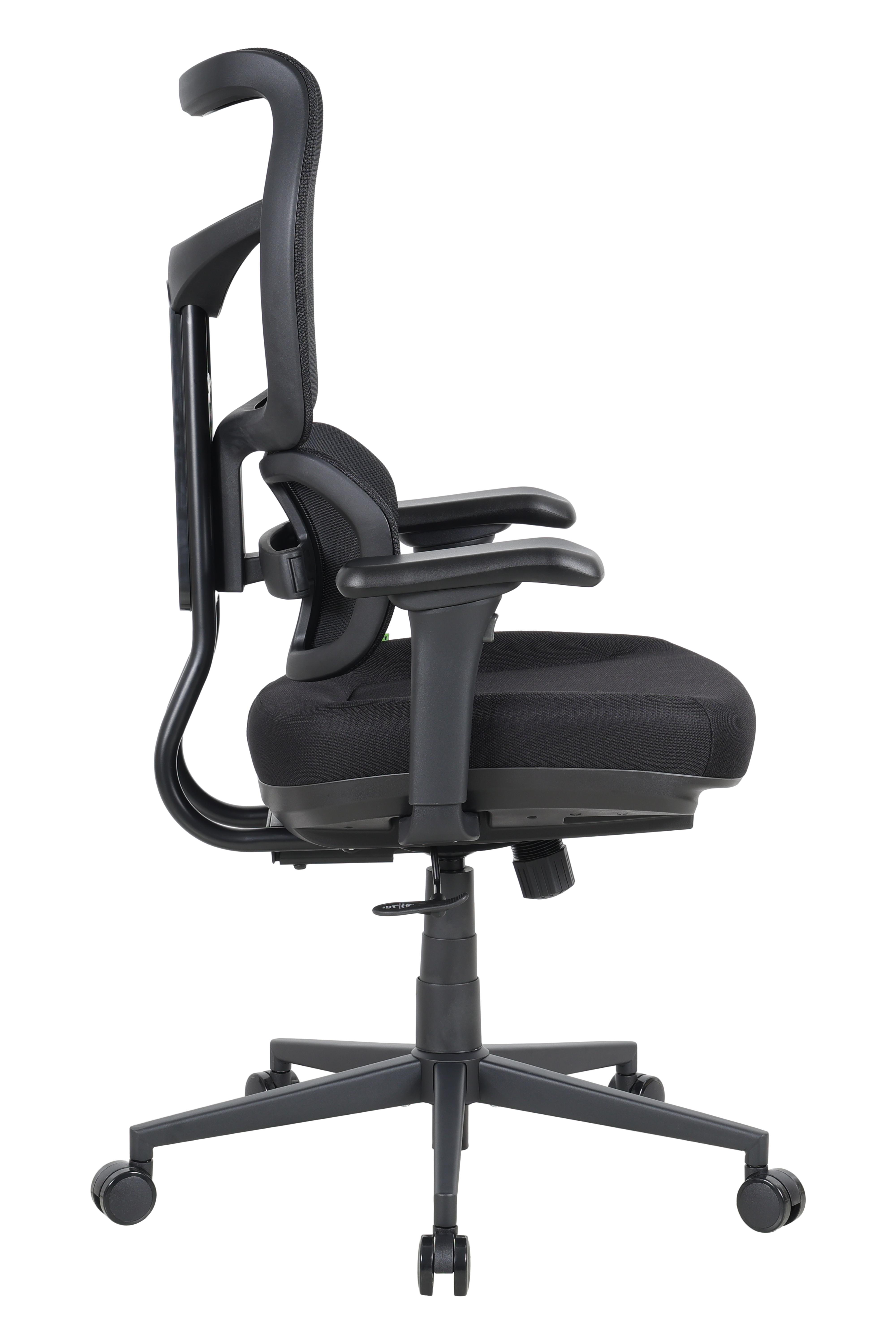 Seitenansicht eines modernen schwarzen ergonomischen Buerostuhls mit Netzrueckenlehne und Rollen auf weissem Grund.