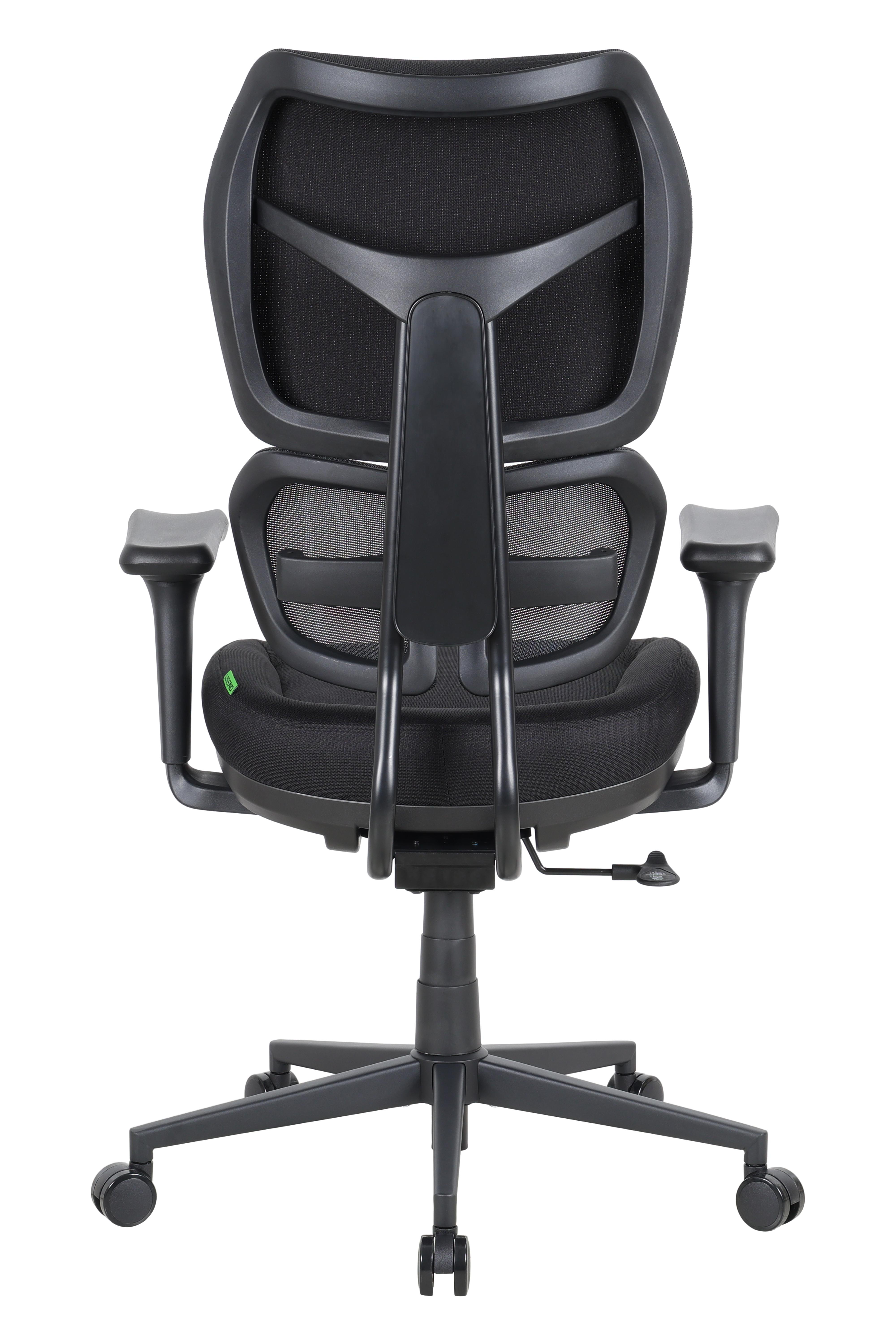 Rückansicht eines schwarzen ergonomischen Bürostuhls mit Netzrückenlehne und Rollen auf weißem Hintergrund.