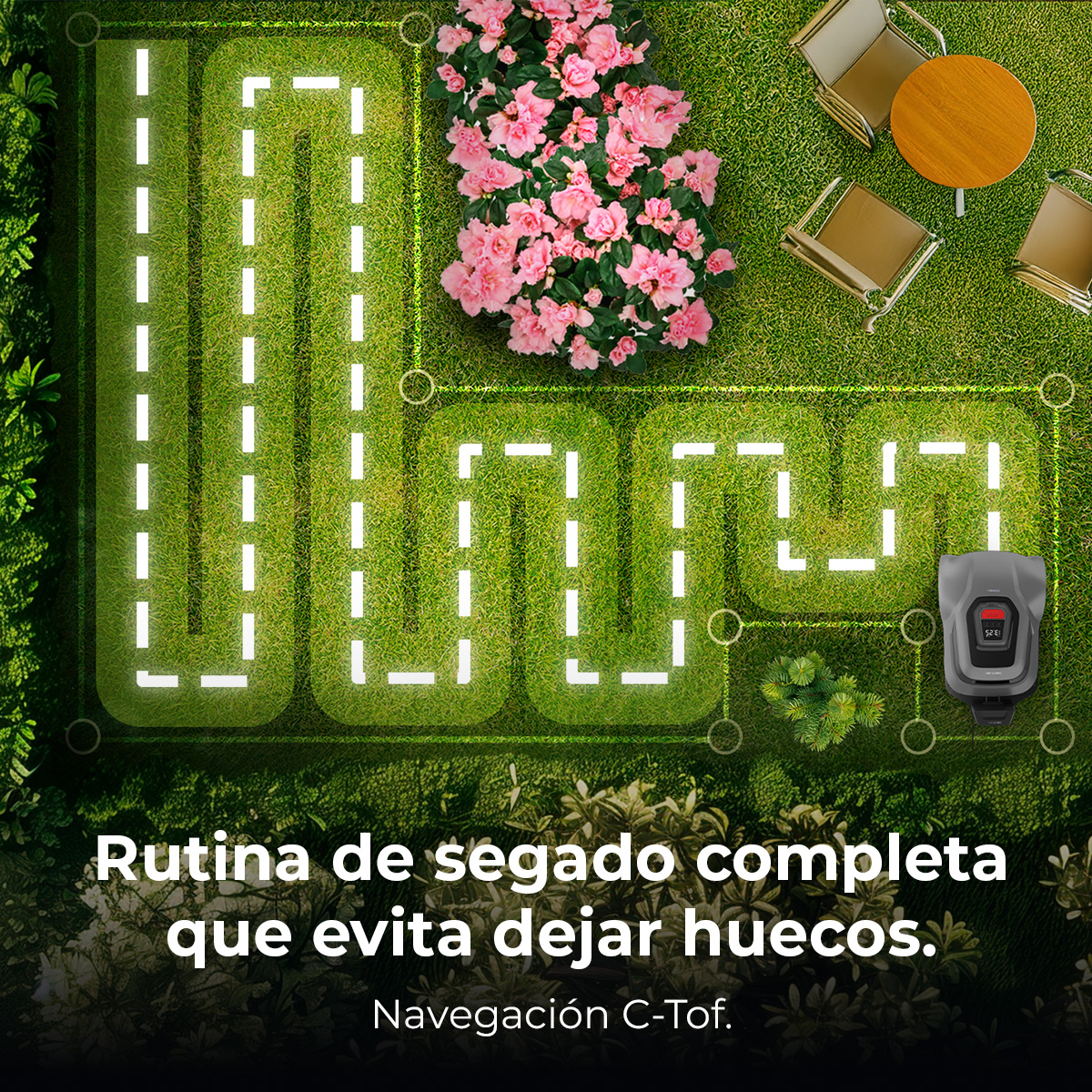 Robot cortacésped en césped con patrón de corte, flores rosas, mesa y sillas. Texto abajo.