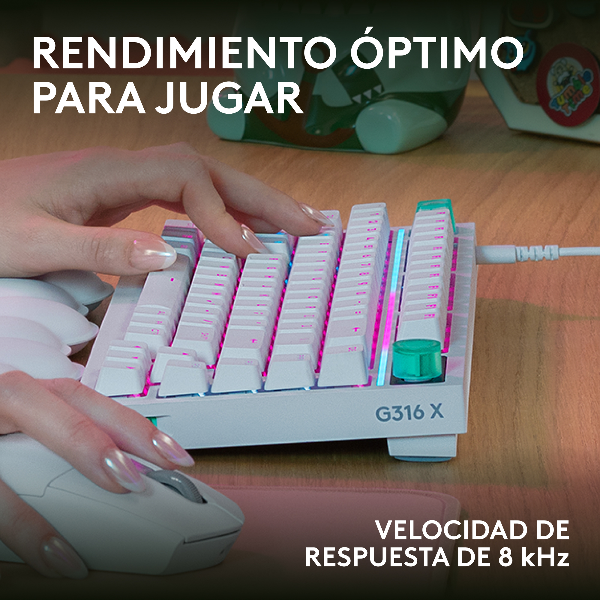 Una mano escribe en un teclado de juegos blanco G316 X con iluminación RGB y un ratón blanco al lado.
