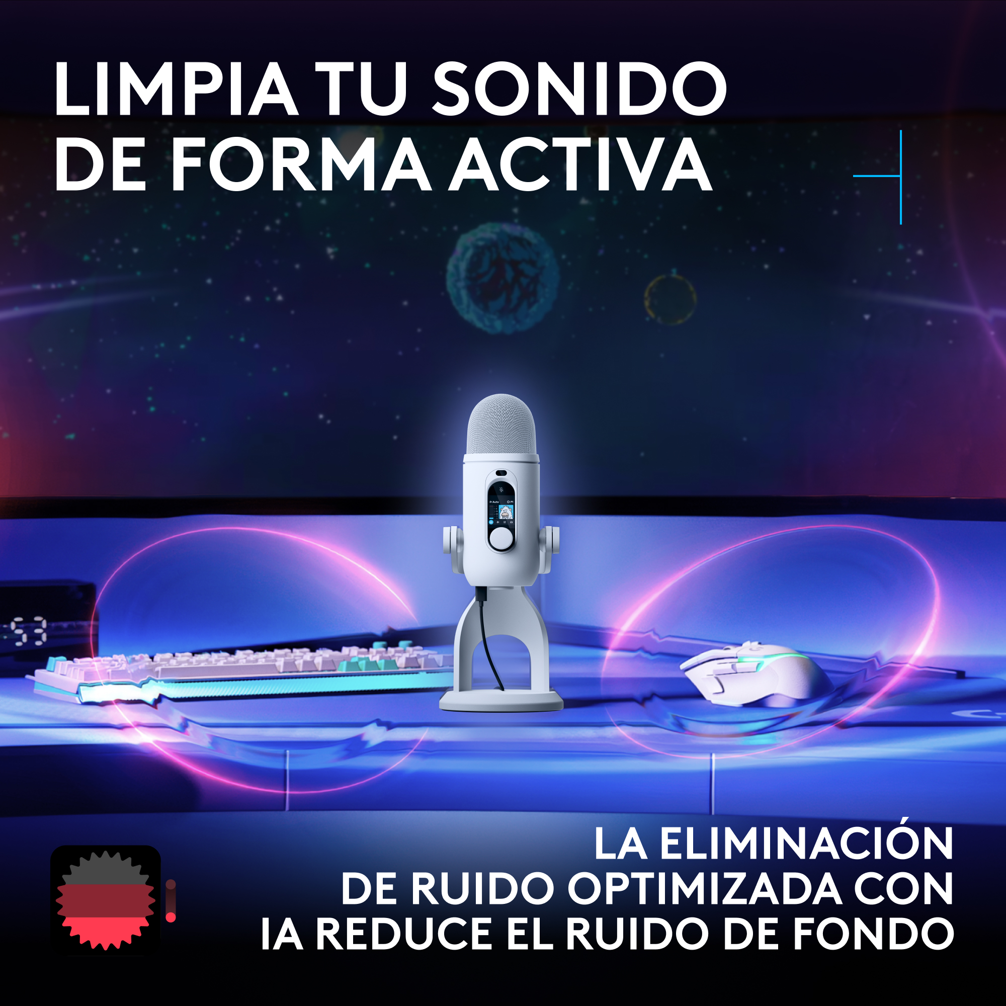 Un micrófono blanco en un escritorio gamer con teclado, ratón y luces azules.