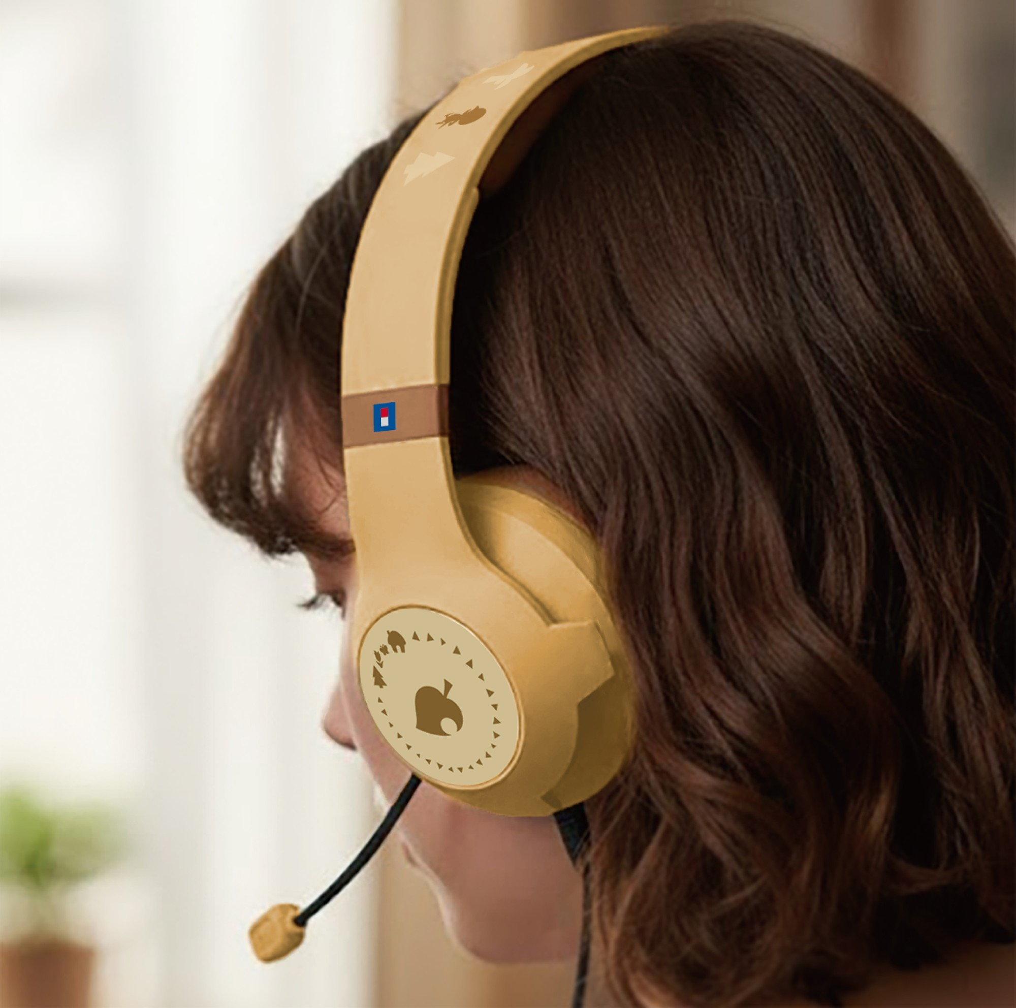 Donna con i capelli castani che indossa cuffie on-ear gialle con microfono.