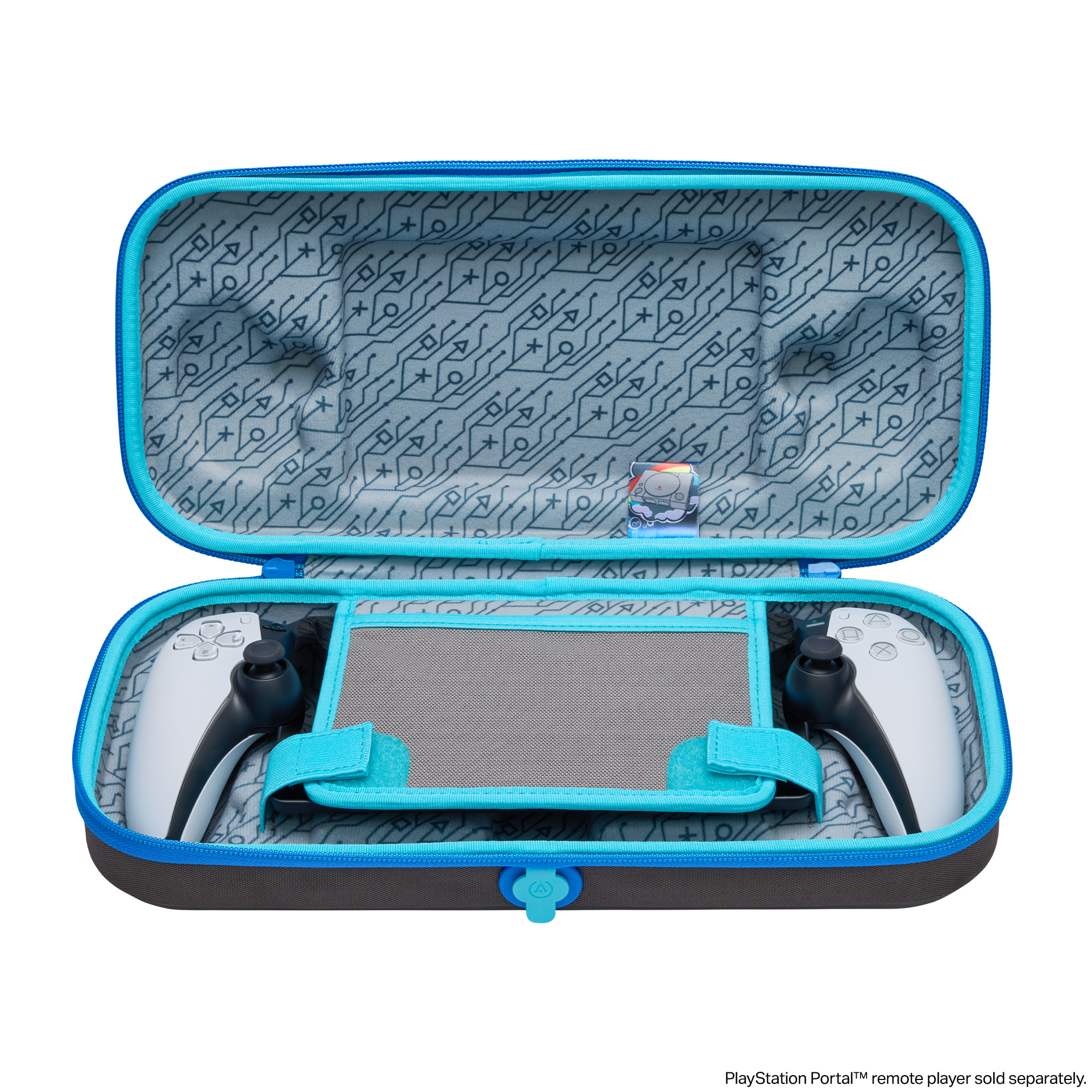 Offene graue und blaue Tragetasche mit PlayStation-Symbol-Mustern im Inneren, die einen Handheld-Controller enthält.