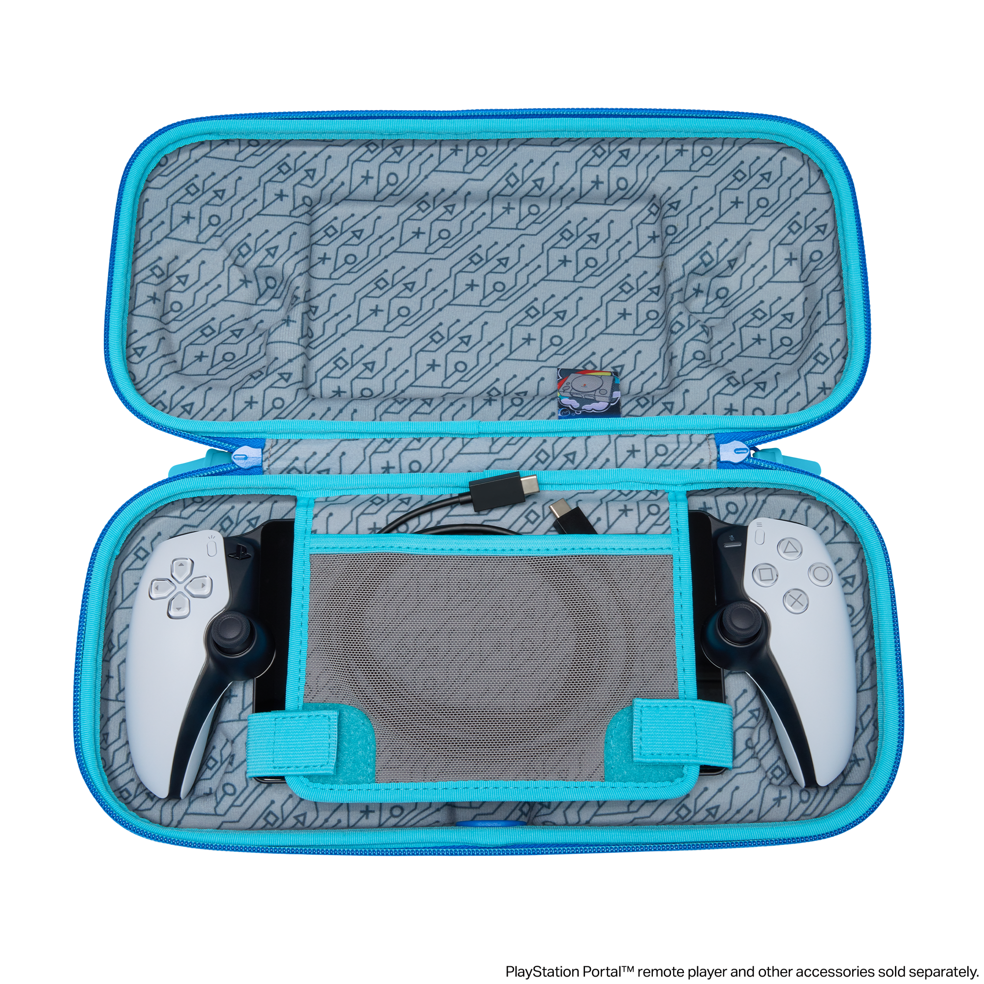 Blaue und graue Tragetasche mit PlayStation Portal Handheld-Konsole, Controllern und USB-Kabel.
