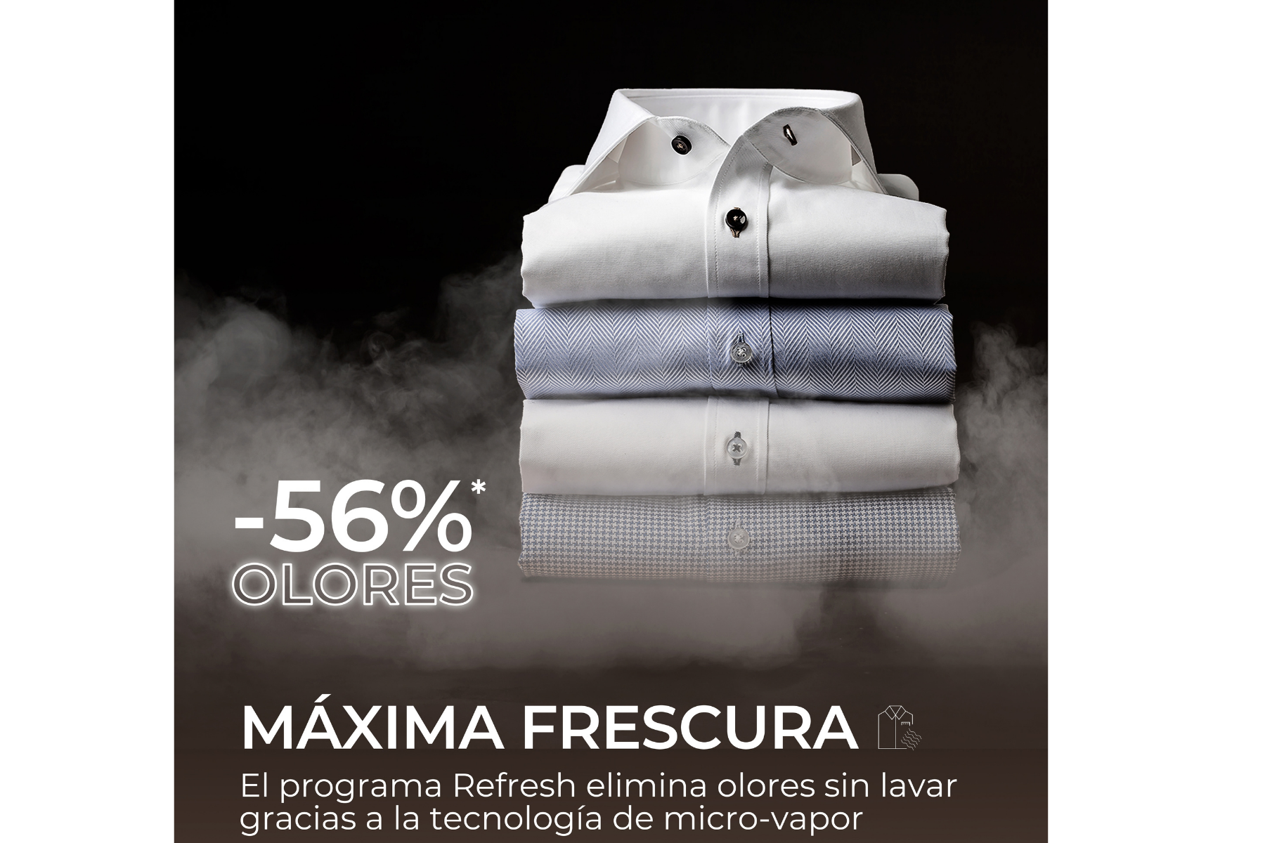 Una pila de camisas blancas y grises dobladas ordenadamente, rodeadas de vapor sobre un fondo oscuro.