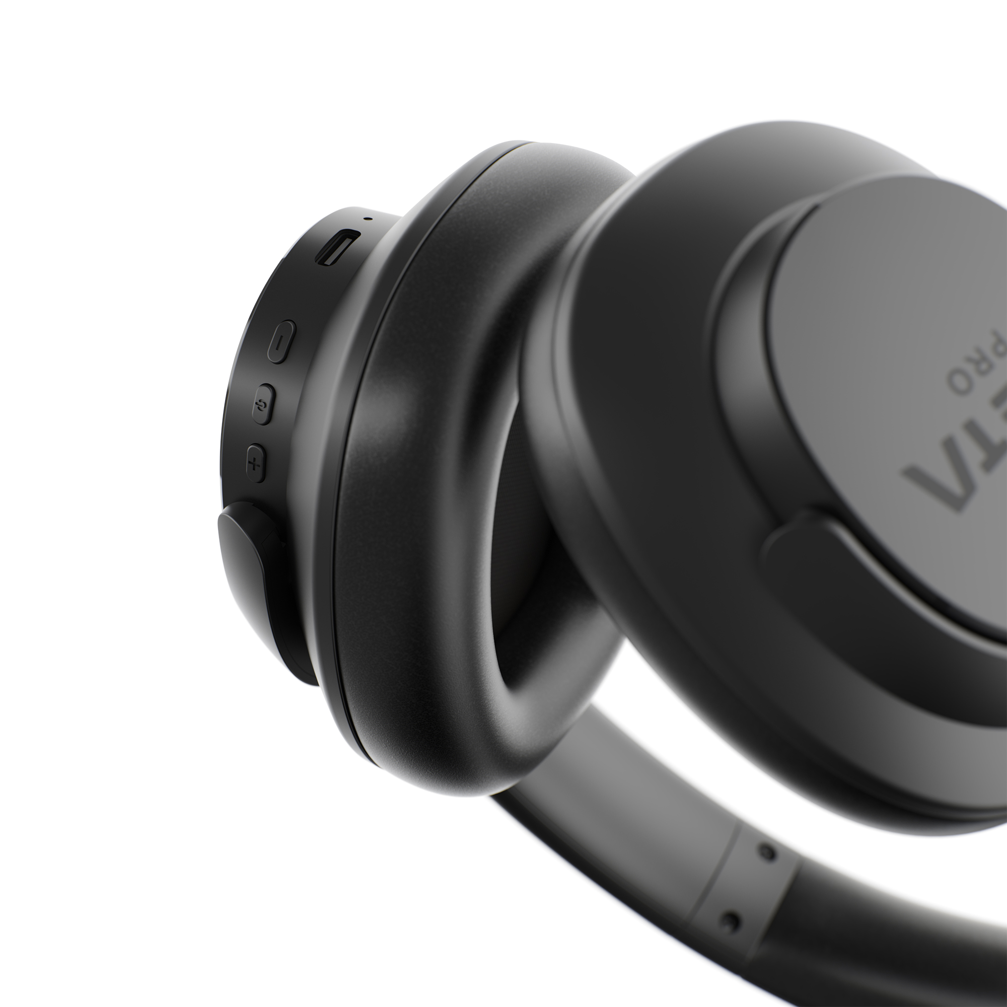 Primer plano de auriculares negros de diadema, destacando los botones de control y el puerto de carga sobre fondo blanco.
